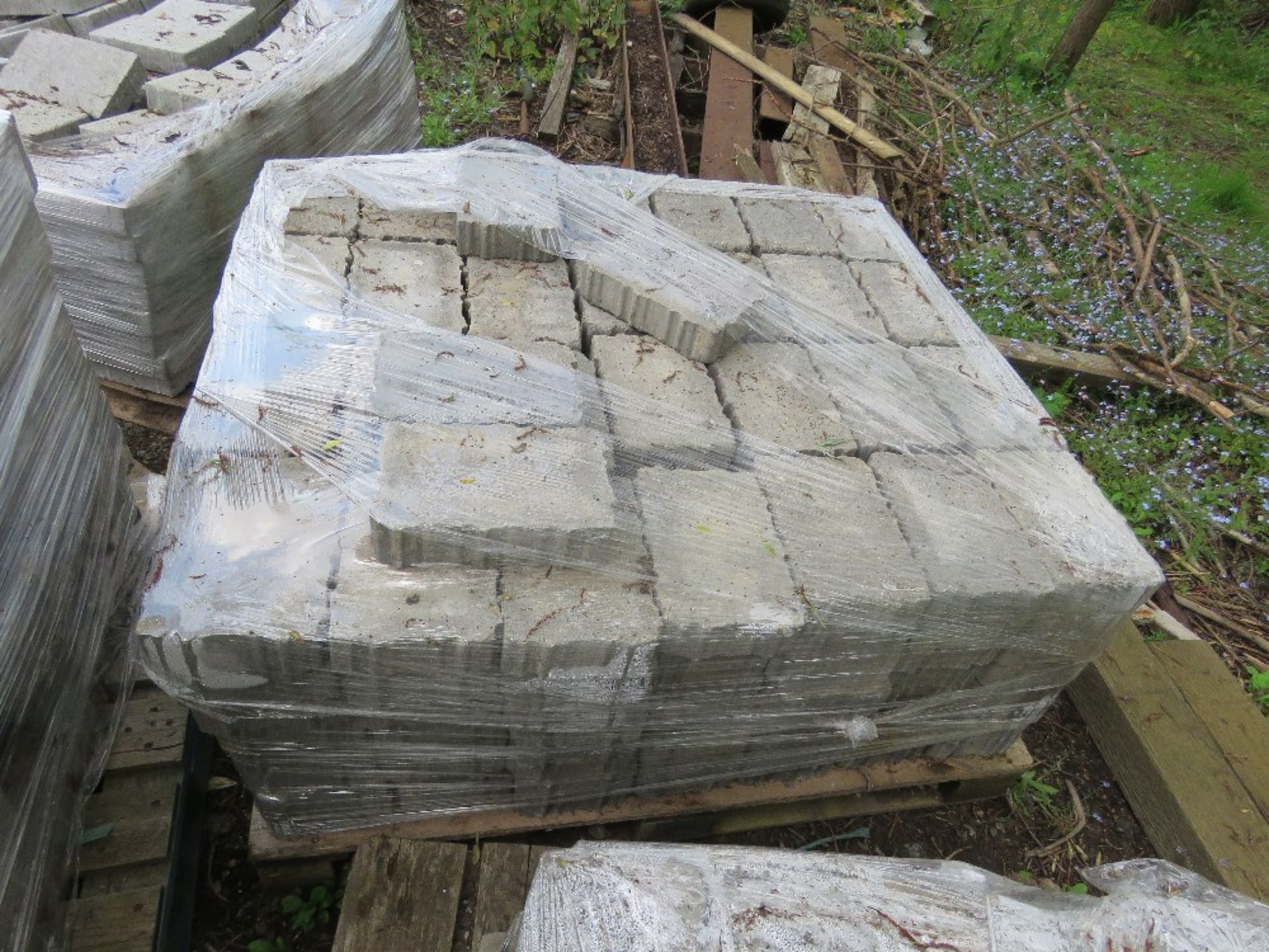 4 X PALLETS OF GREY PAVING BLOCKS.....THIS LOT IS SOLD UNDER THE AUCTIONEERS MARGIN SCHEME, THEREFO - Image 8 of 9