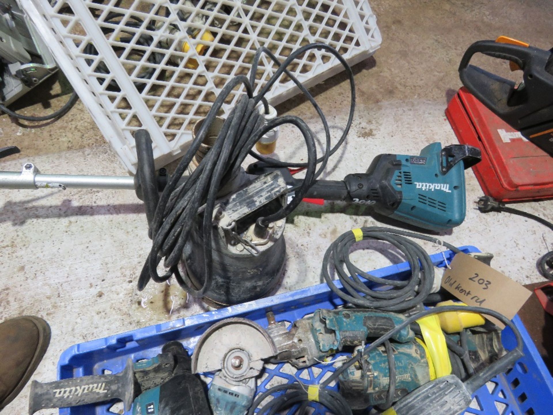 TRAY OF MIXED POWER TOOLS INCLUDING BATTERY STRIMMER AND SUBMERSIBLE WATER PUMP. - Image 4 of 6