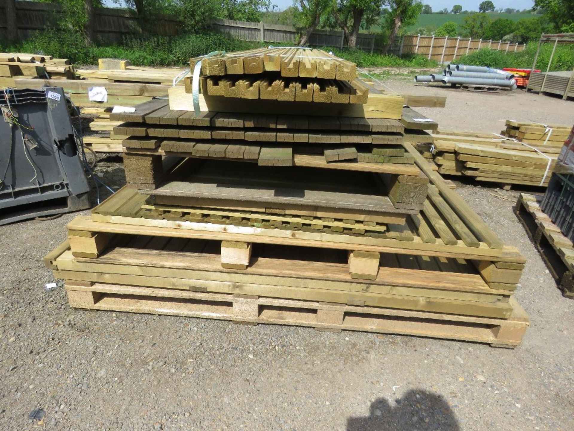 STACK OF ASSORTED FENCE PANELS AND TIMBERS AS SHOWN. - Image 4 of 10