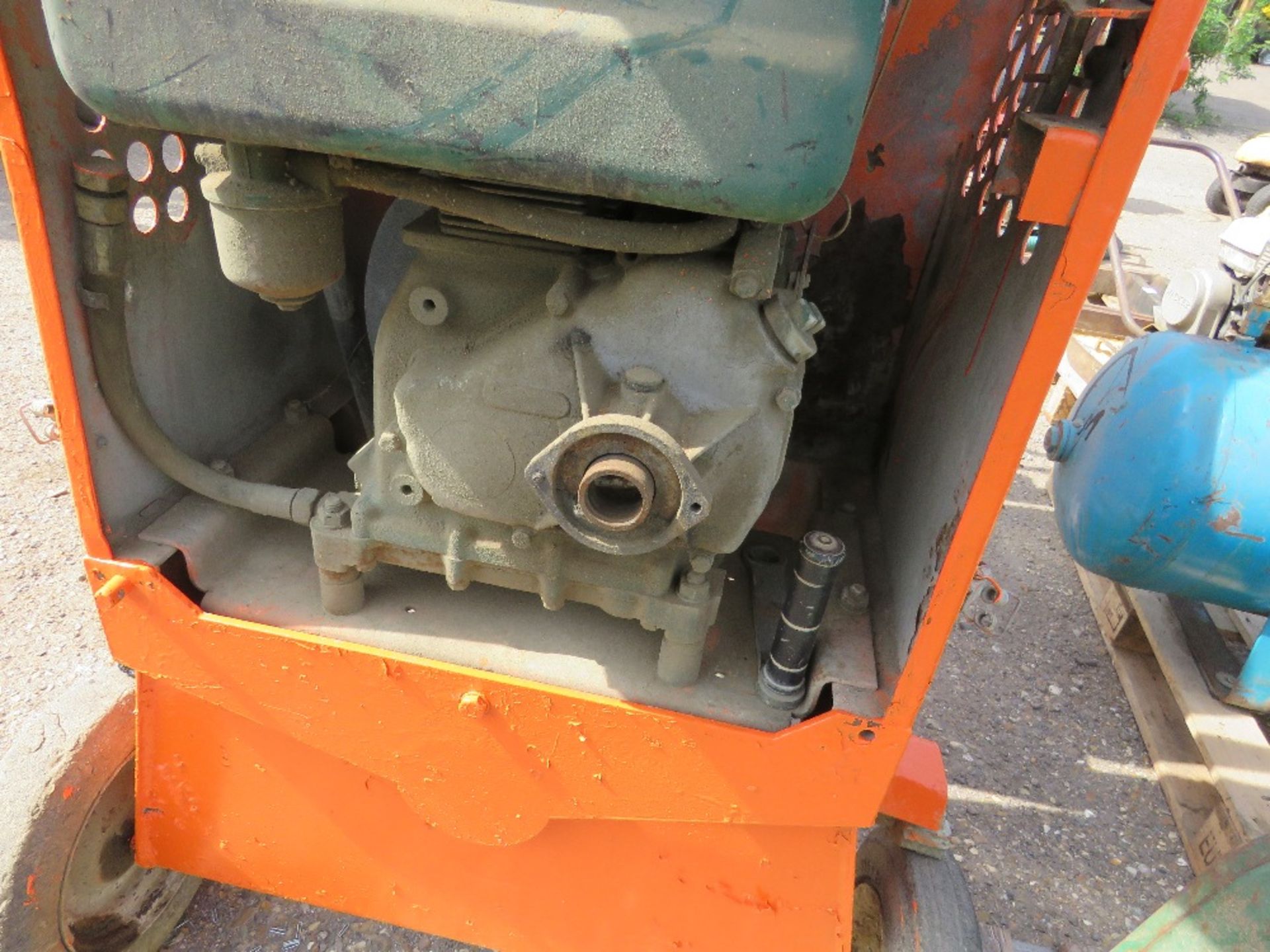 BELLE LISTER FLAT TOP ENGINED CEMENT MIXER WITH HANDLE. WHEN TESTED WAS SEEN TO RUN AND DRUM TURNED. - Image 4 of 5