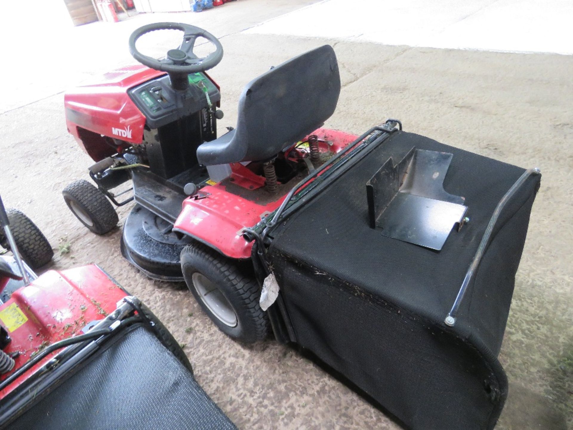 MTD SPIDER 76RD RIDER RIDE ON MOWER WITH COLLECTOR. WHEN BRIEFLY TESTED WAS SEEN TO RUN, DRIVE AND M - Image 5 of 10