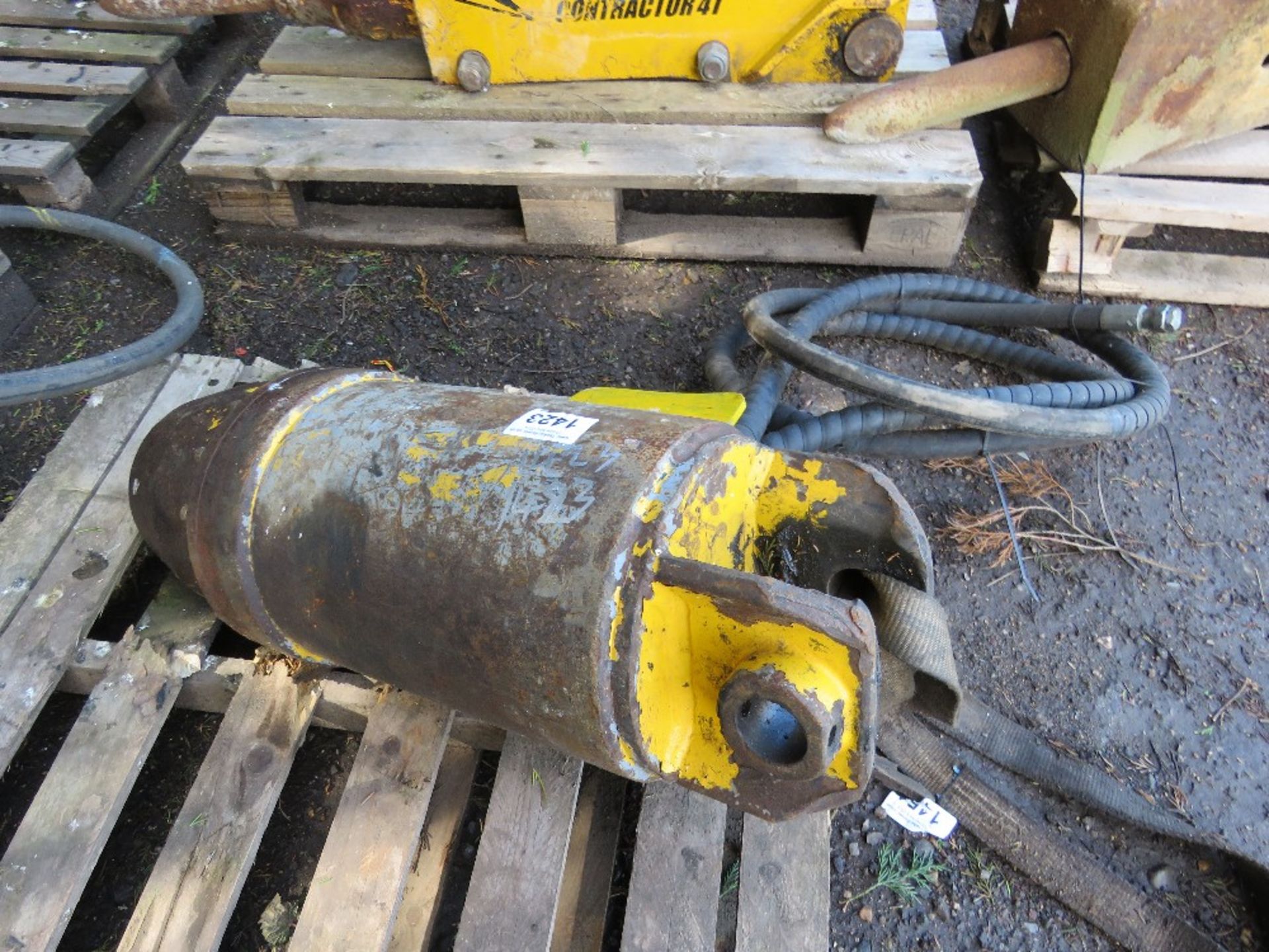 LARGE SIZED EXCAVATOR MOUNTED AUGER DRIVE HEAD. 75/80MM SQUARE DRIVE HEAD, 45MM TOP PIN SIZE APPROX. - Image 2 of 4