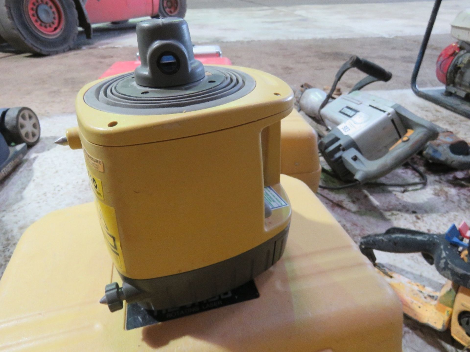 TOPCON RL-VH3D ROTATING LASER LEVEL SET IN A CASE. DIRECT FROM LOCAL COMPANY. - Image 4 of 6