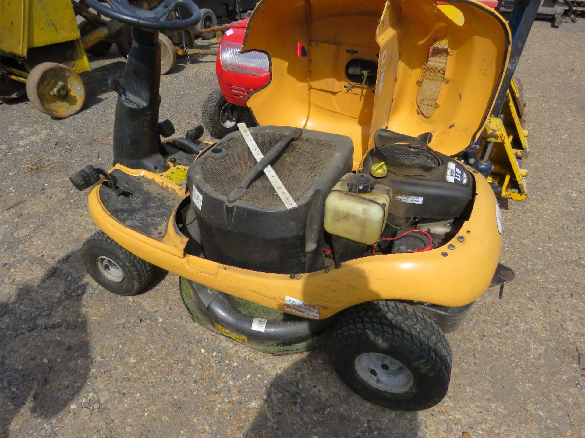 MTD SPRINTO BUG TYPE RIDE ON MOWER . WHEN TESTED WAS SEEN TO DRIVE AND MOWERS ENGAGED ....THIS LOT I - Image 4 of 5