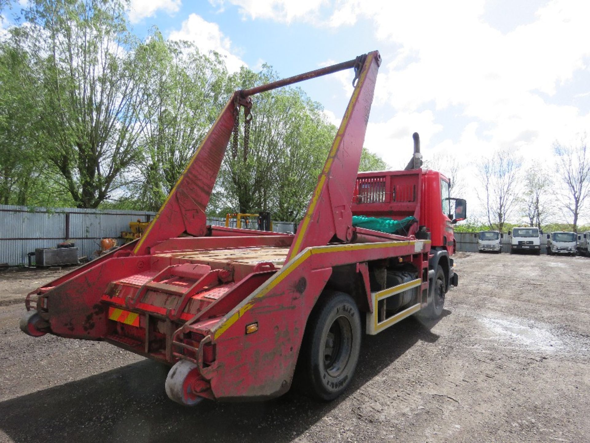 SCANIA P230 4X2 CHAIN LIFT SKIP LORRY YEAR 2006. REG:EU06 PBY. 402,445 REC KMS. MANUAL GEARBOX. 18 T - Image 10 of 18