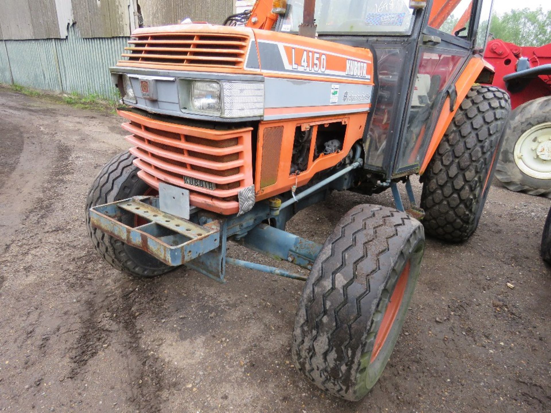 KUBOTA L4150 4WD TRACTOR WITH CAB AND GRASS TYRES. 50HP 6 CYLINDER ENGINE WITH SHUTTLE DIRECTION CHA - Image 4 of 16