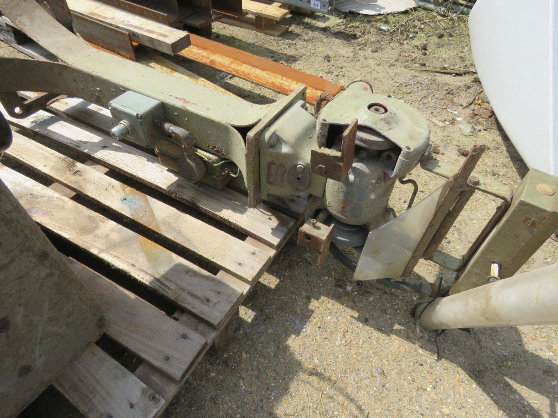 POWER HACKSAW PLUS A PEDESTAL GRINDER.....THIS LOT IS SOLD UNDER THE AUCTIONEERS MARGIN SCHEME, THER - Image 5 of 6
