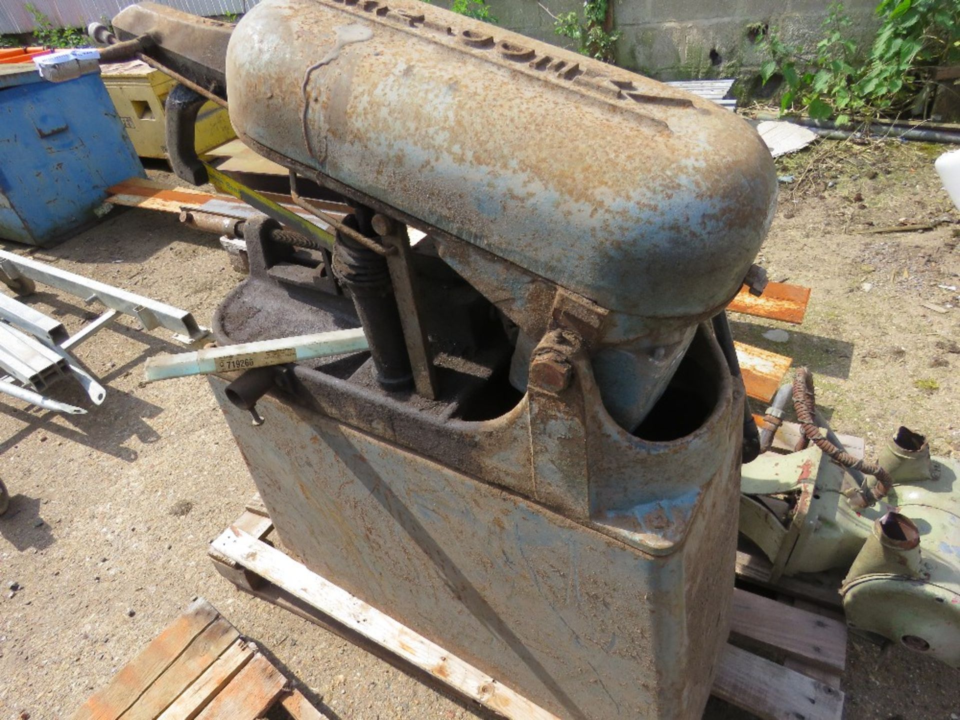 POWER HACKSAW PLUS A PEDESTAL GRINDER.....THIS LOT IS SOLD UNDER THE AUCTIONEERS MARGIN SCHEME, THER - Image 3 of 6