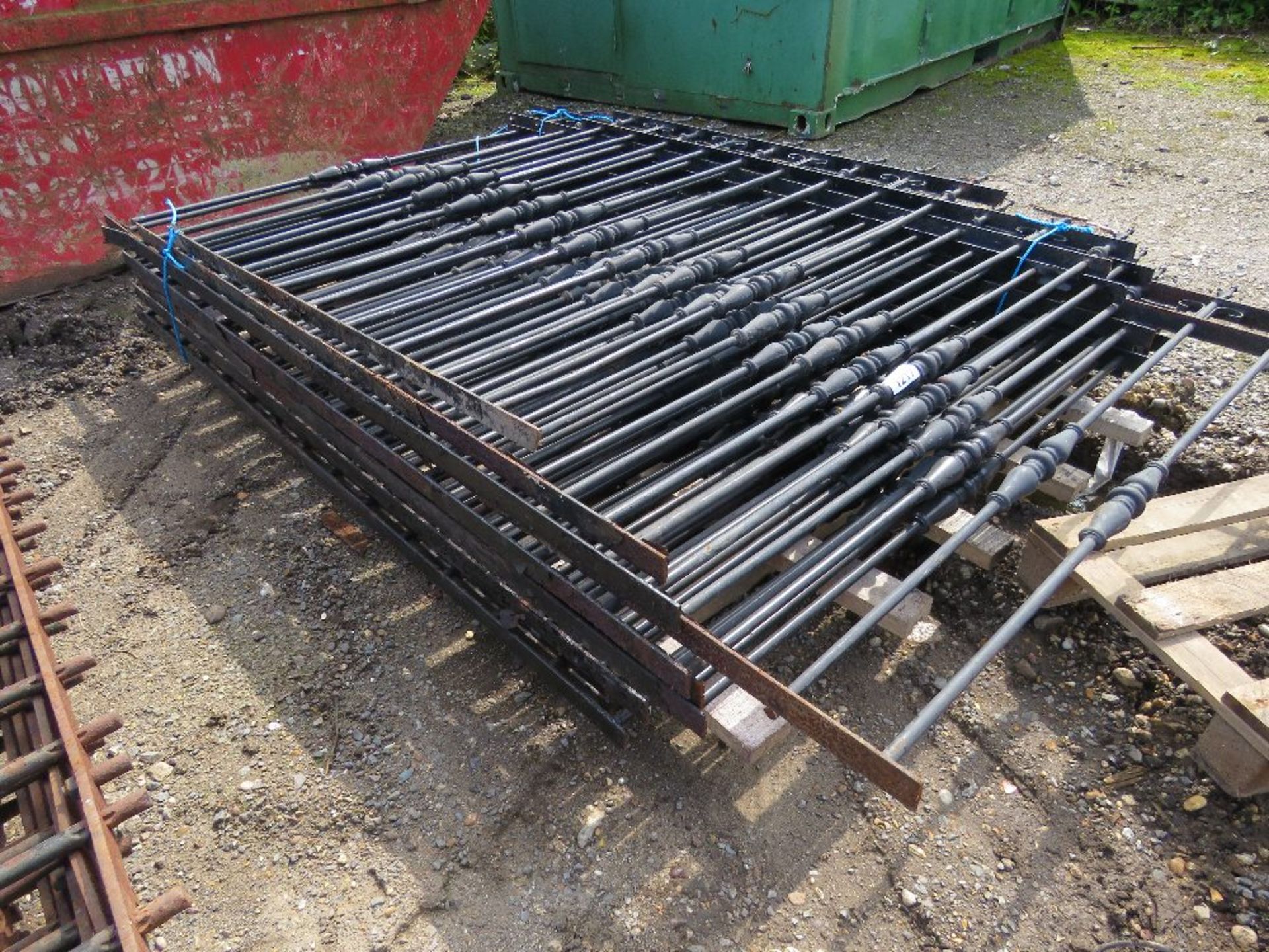 12NO ORNATE TOPPED WROUGHT IRON METAL FENCE RAILING PANELS 1.3-2.4M LENGTH APPROX, 5FT OVERALL HEIGH