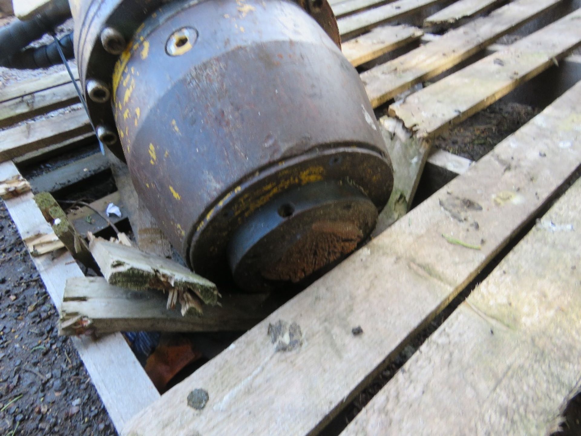 LARGE SIZED EXCAVATOR MOUNTED AUGER DRIVE HEAD. 75/80MM SQUARE DRIVE HEAD, 45MM TOP PIN SIZE APPROX. - Image 3 of 4