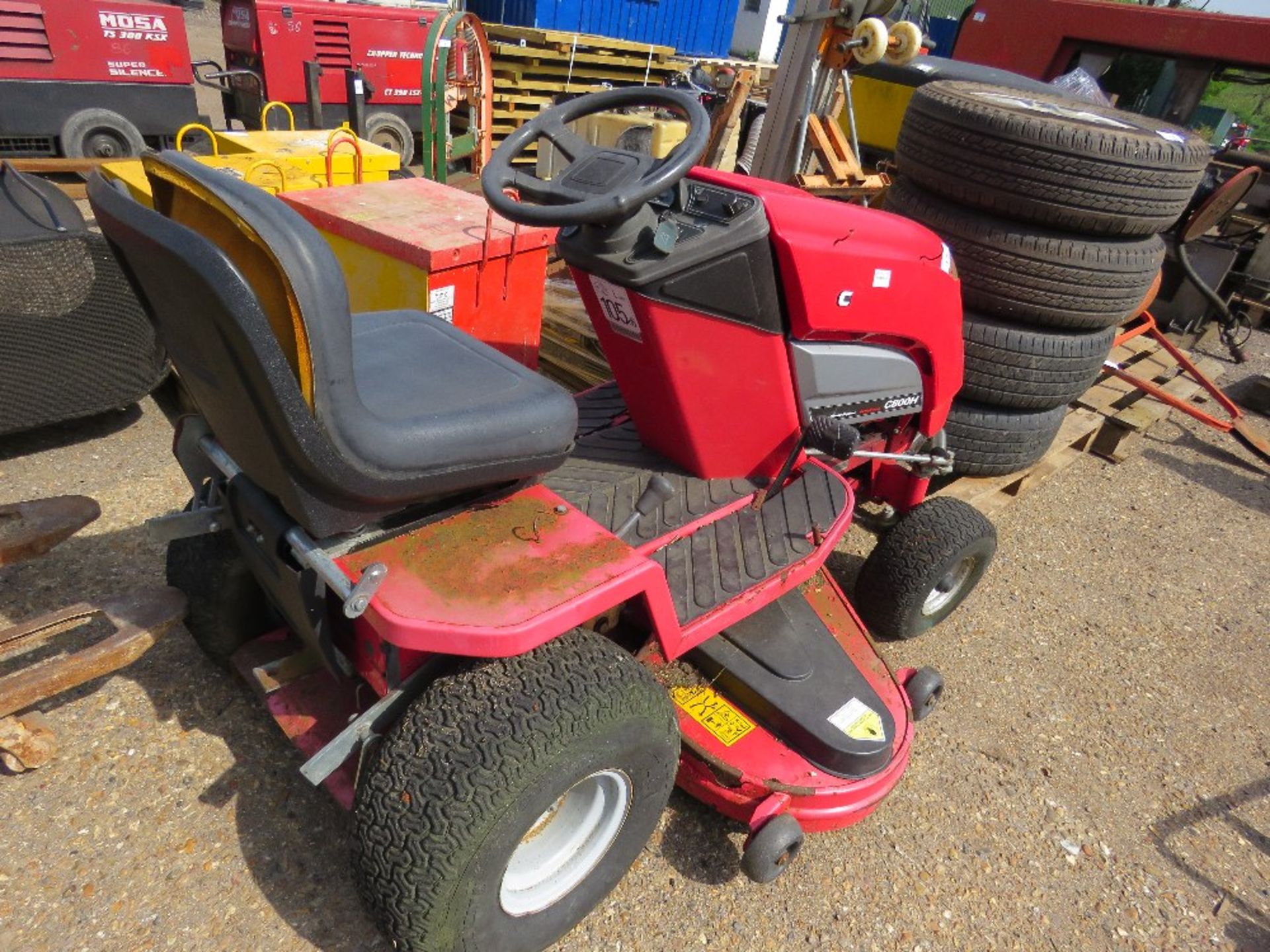 COUNTAX C800H RIDE ON MOWER. WHEN TESTED WAS SEEN TO RUN AND DRIVE..SEE VIDEO. BATTERY FLAT.....THIS - Image 2 of 8