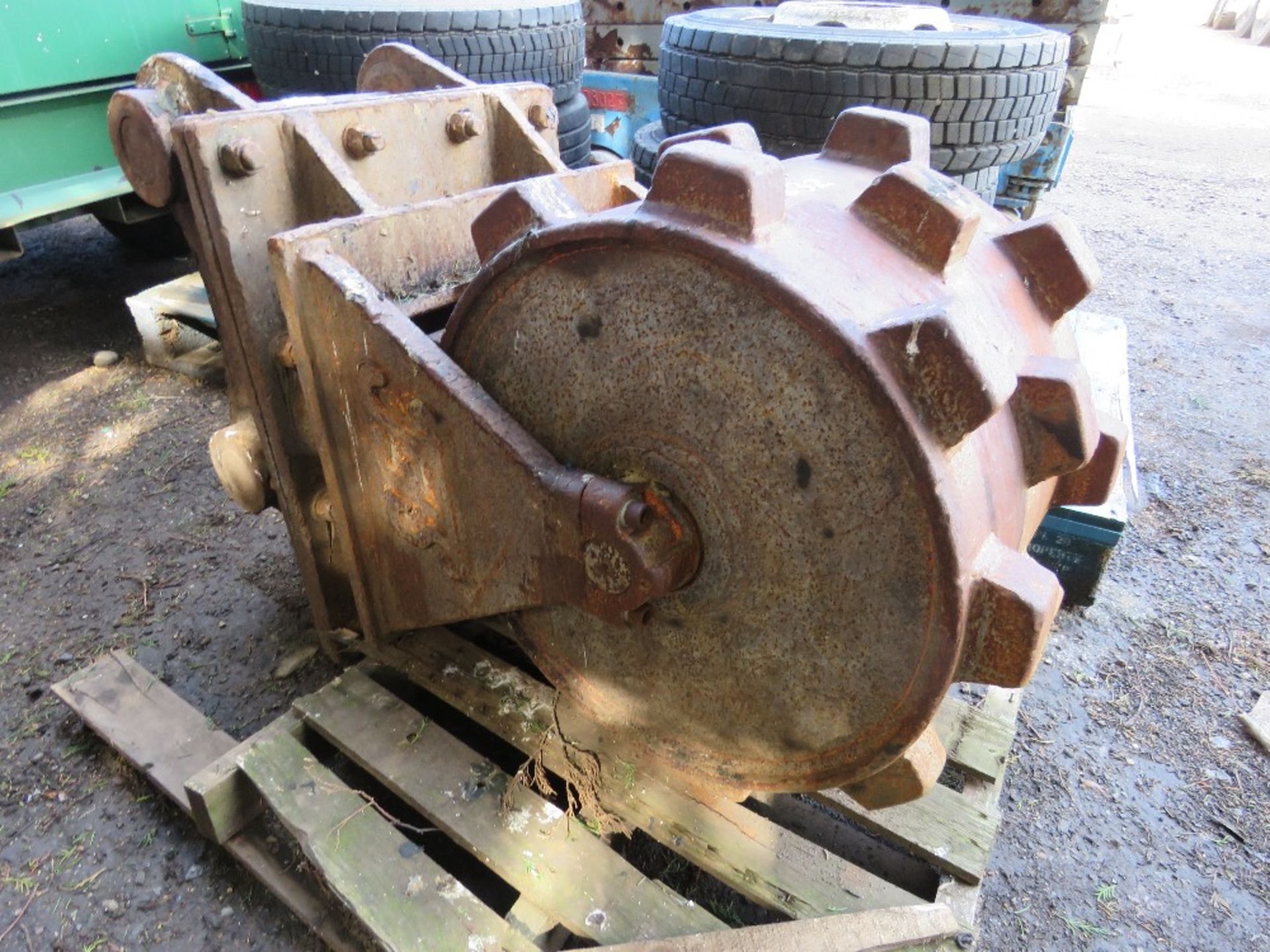 SEC EXCAVATOR MOUNTED SHEEPS FOOT COMPACTOR ROLLER ON 80MM PINS. - Image 2 of 4