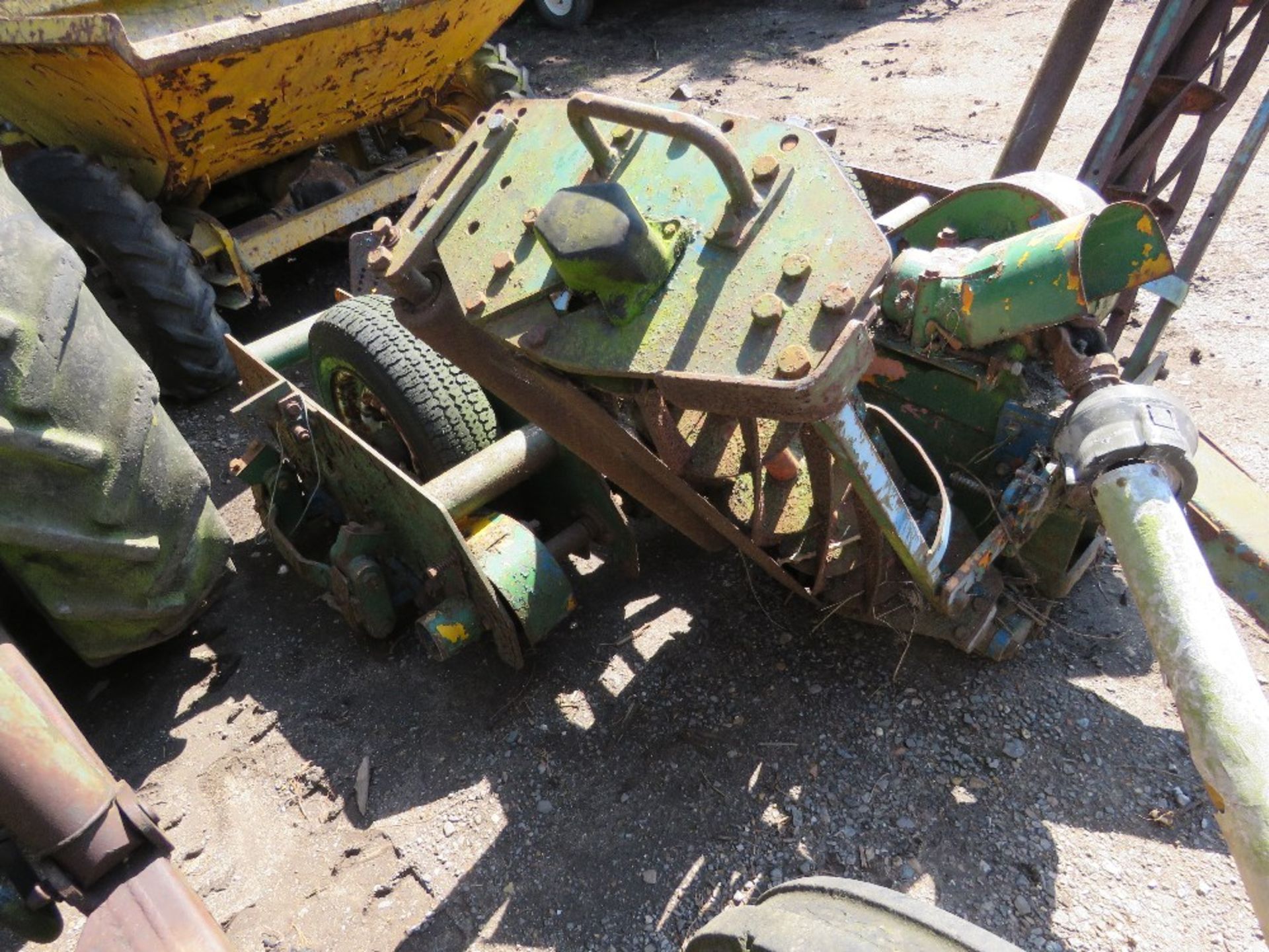 PTO DRIVEN TOWED GANGMOWER SET.....THIS LOT IS SOLD UNDER THE AUCTIONEERS MARGIN SCHEME, THEREFORE N - Image 3 of 5