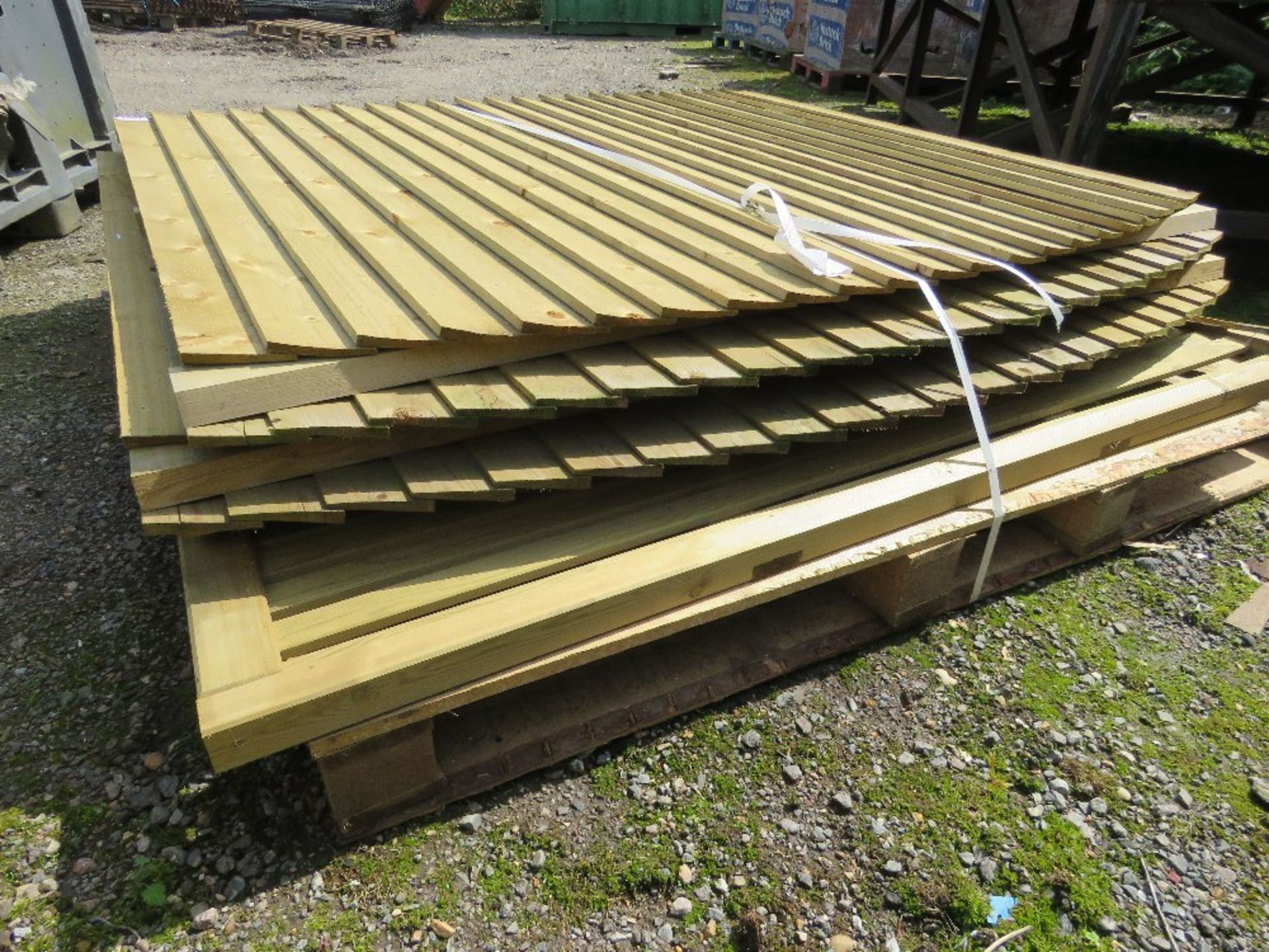 7NO MIXED WOODEN FENCING PANELS. - Image 3 of 4