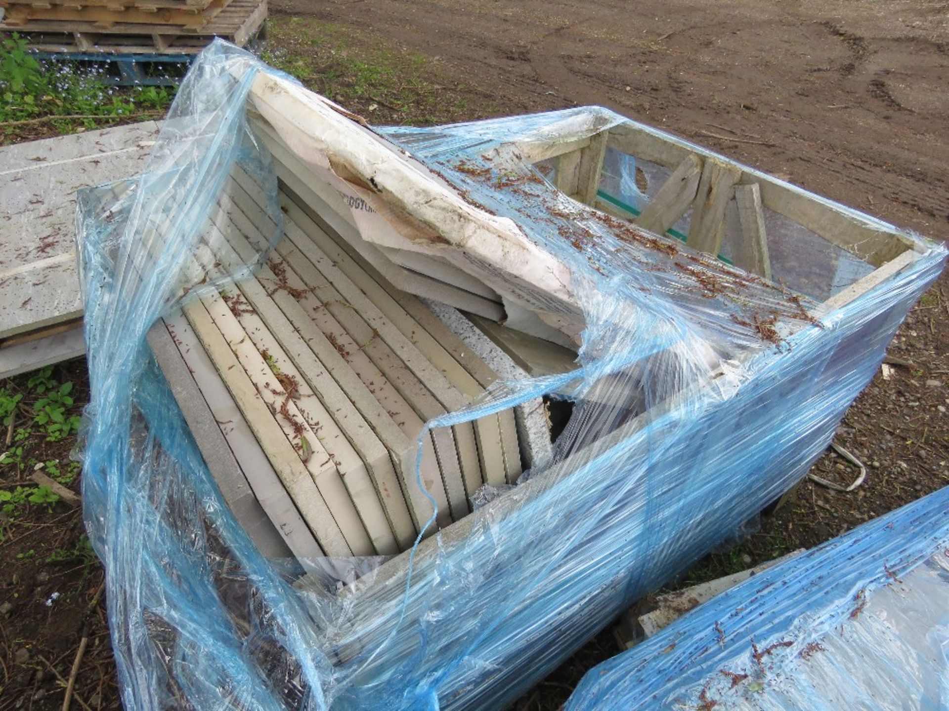 3 X PALLETS/STILLAGES CONTAINING ASSORTED PAVING SLABS/TILES.....THIS LOT IS SOLD UNDER THE AUCTIONE - Image 6 of 6