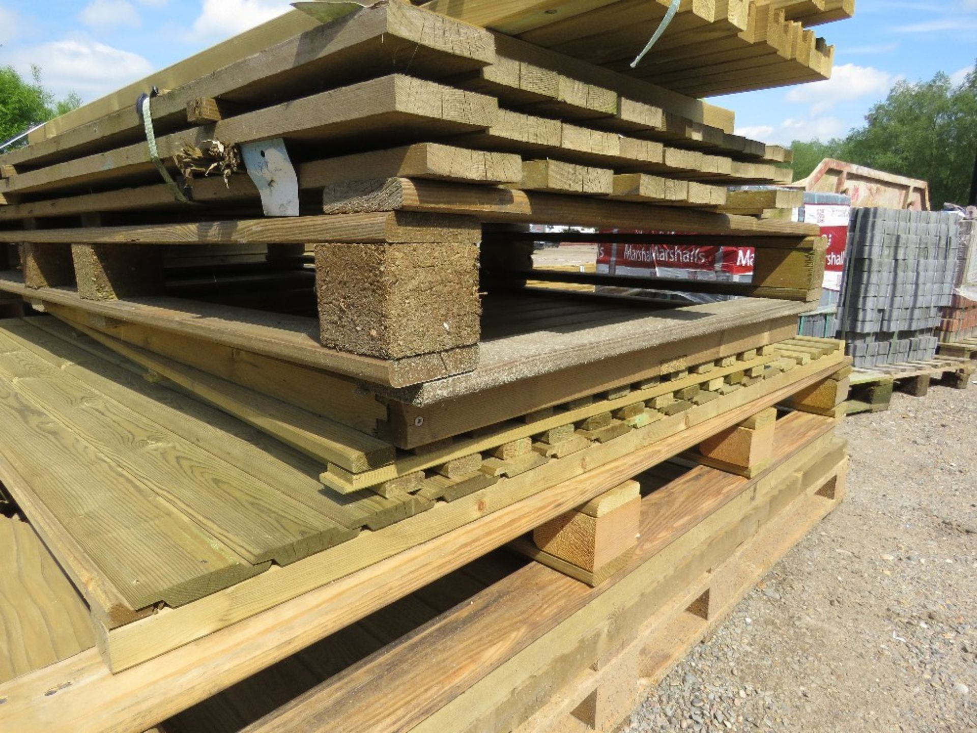 STACK OF ASSORTED FENCE PANELS AND TIMBERS AS SHOWN. - Image 6 of 10