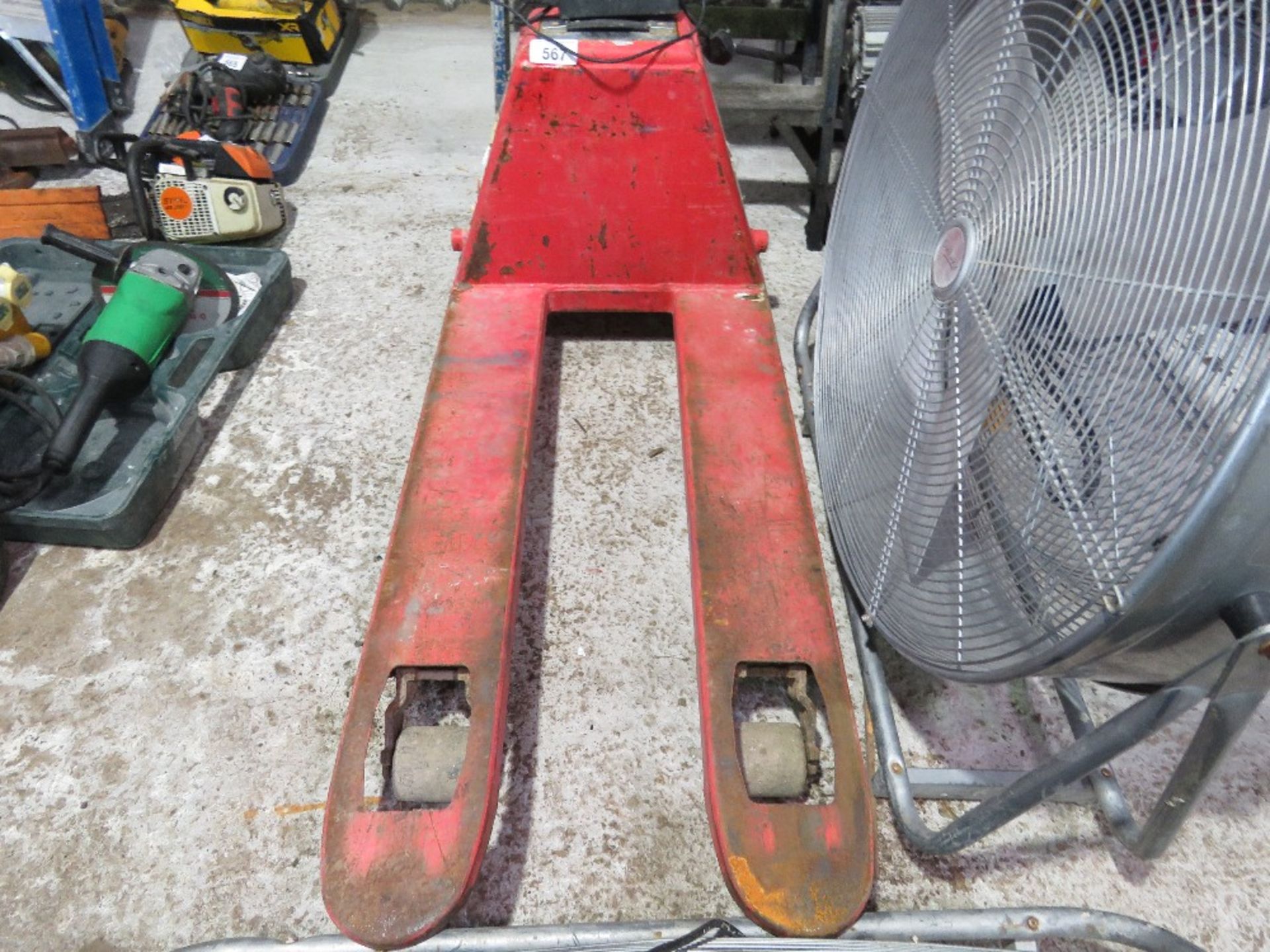 BATTERY POWERED PALLET TRUCK. WHEN TESTED WAS SEEN TO LIFT, LOWER AND DRIVE. WITH A CHARGER. - Image 6 of 6