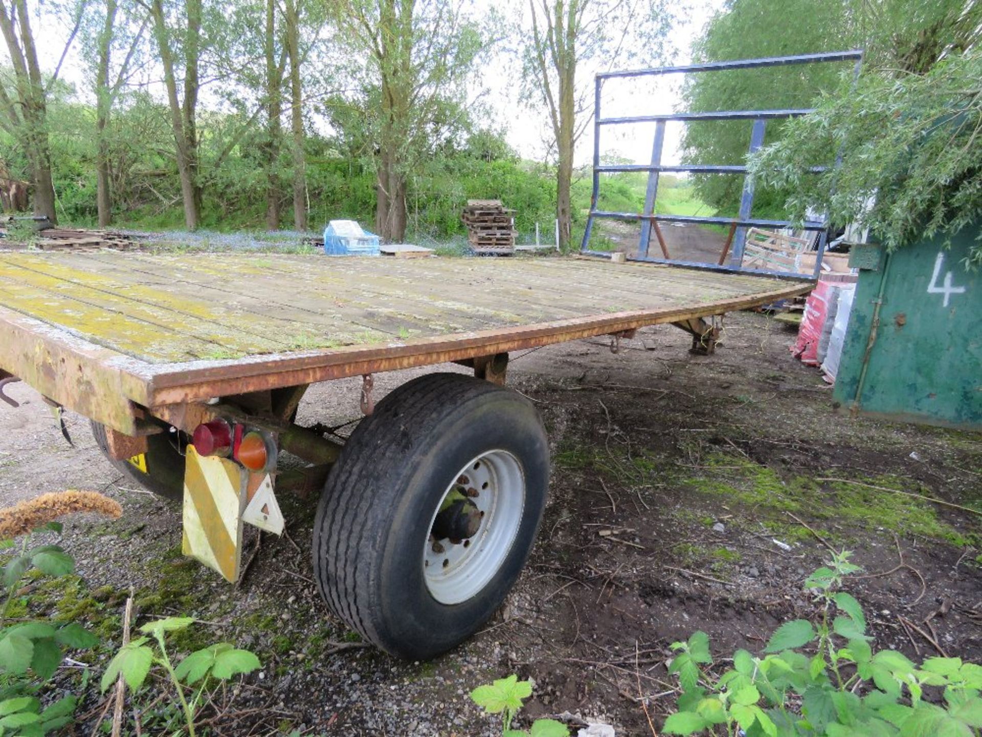 SINGLE AXLED FLAT BED BALE TRAILER, 20FT X 8FT BED APPROX ON SUPER SINGLE WHEELS.....THIS LOT IS SOL - Bild 5 aus 8