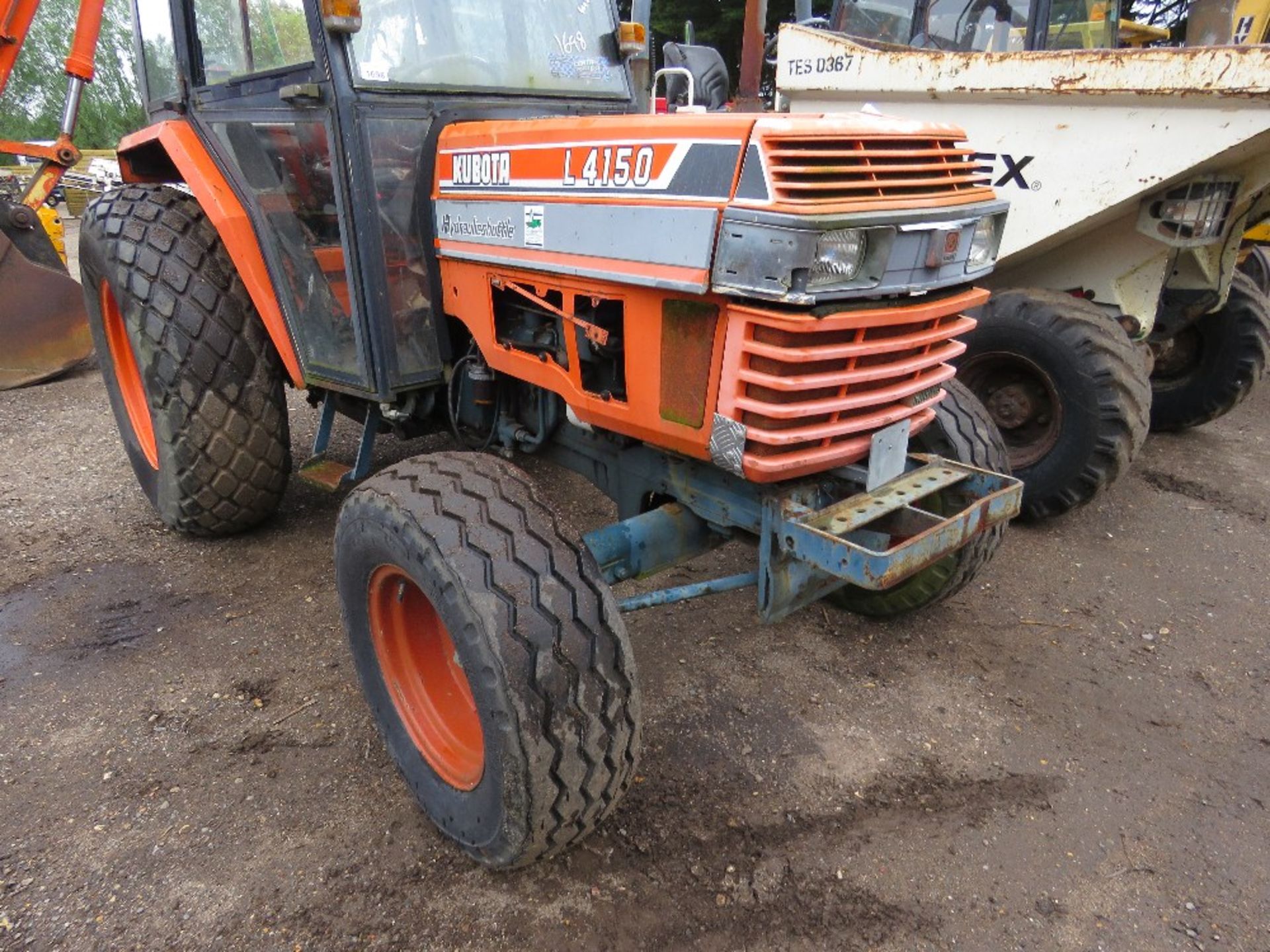 KUBOTA L4150 4WD TRACTOR WITH CAB AND GRASS TYRES. 50HP 6 CYLINDER ENGINE WITH SHUTTLE DIRECTION CHA - Image 2 of 16