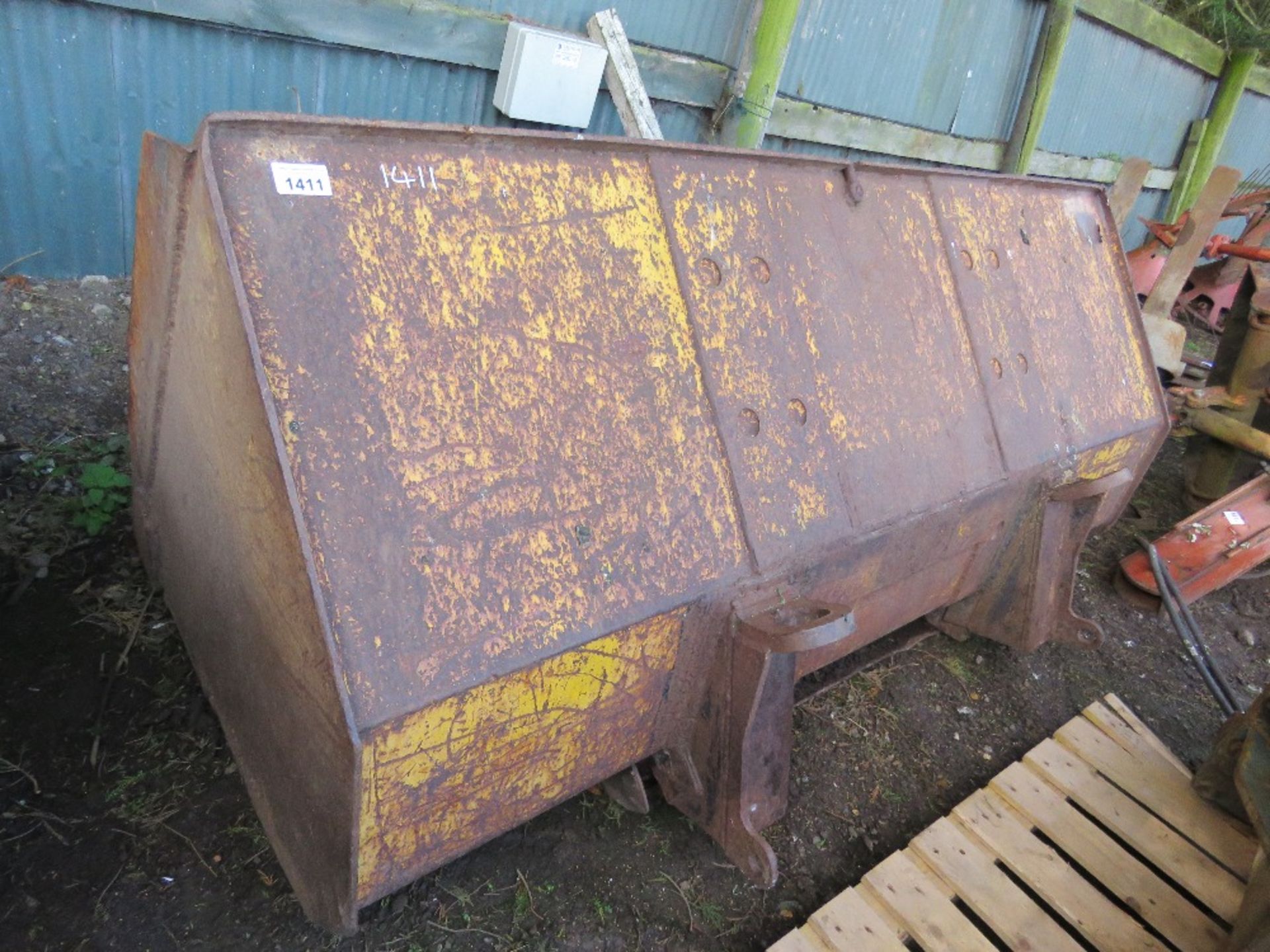 LARGE LOADING SHOVEL BUCKET, 8FT WIDTH APPROX, CONE AND PIN TYPE BRACKETS FITTED. - Image 5 of 5