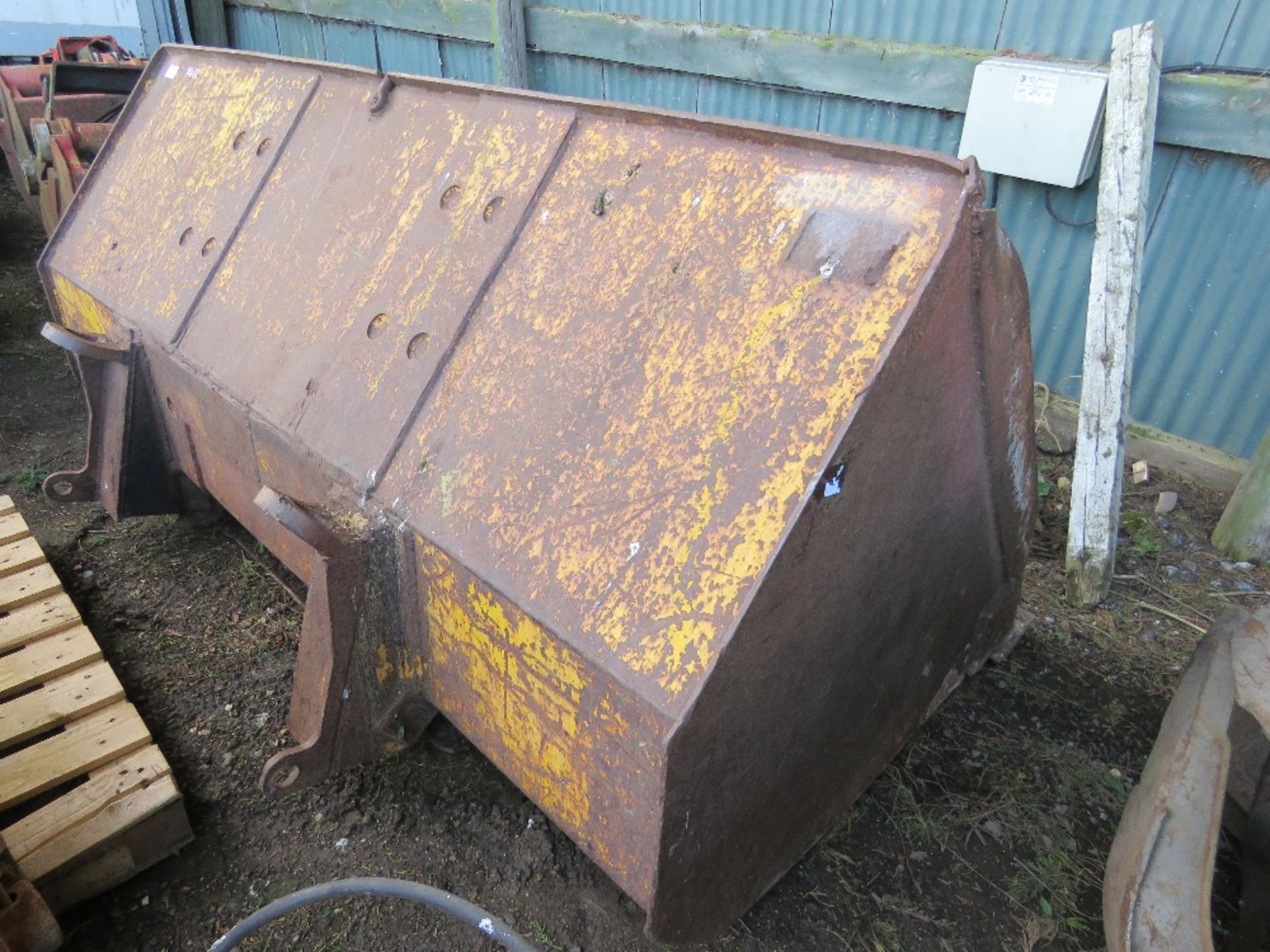 LARGE LOADING SHOVEL BUCKET, 8FT WIDTH APPROX, CONE AND PIN TYPE BRACKETS FITTED. - Image 3 of 5
