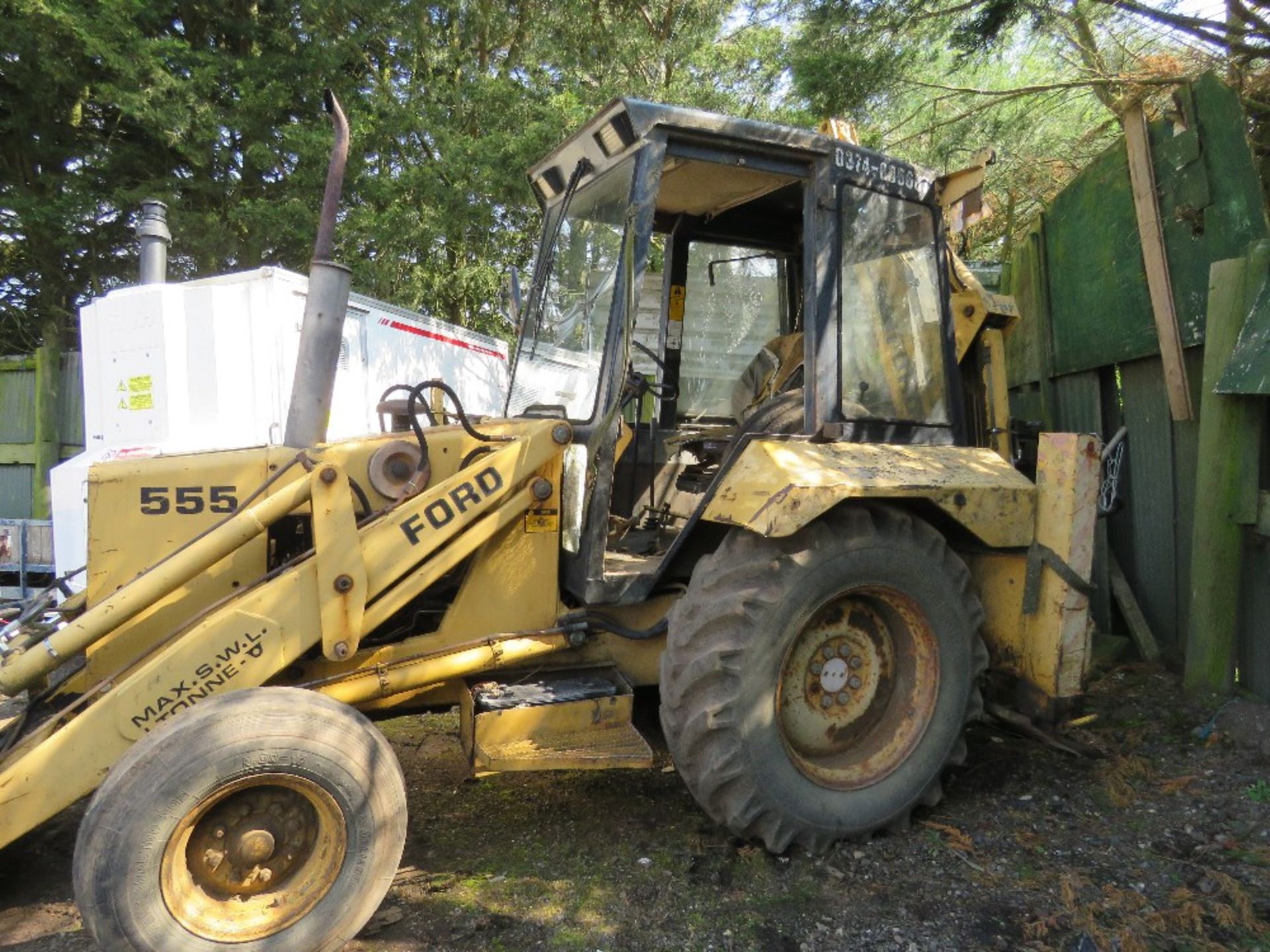 FORD 555 2WD BACKHOE LOADER WITH 4IN1 BUCKET. WHEN TESTED WAS SEEN TO RUN AND DRIVE AND DIG (NO BRAK - Image 14 of 23