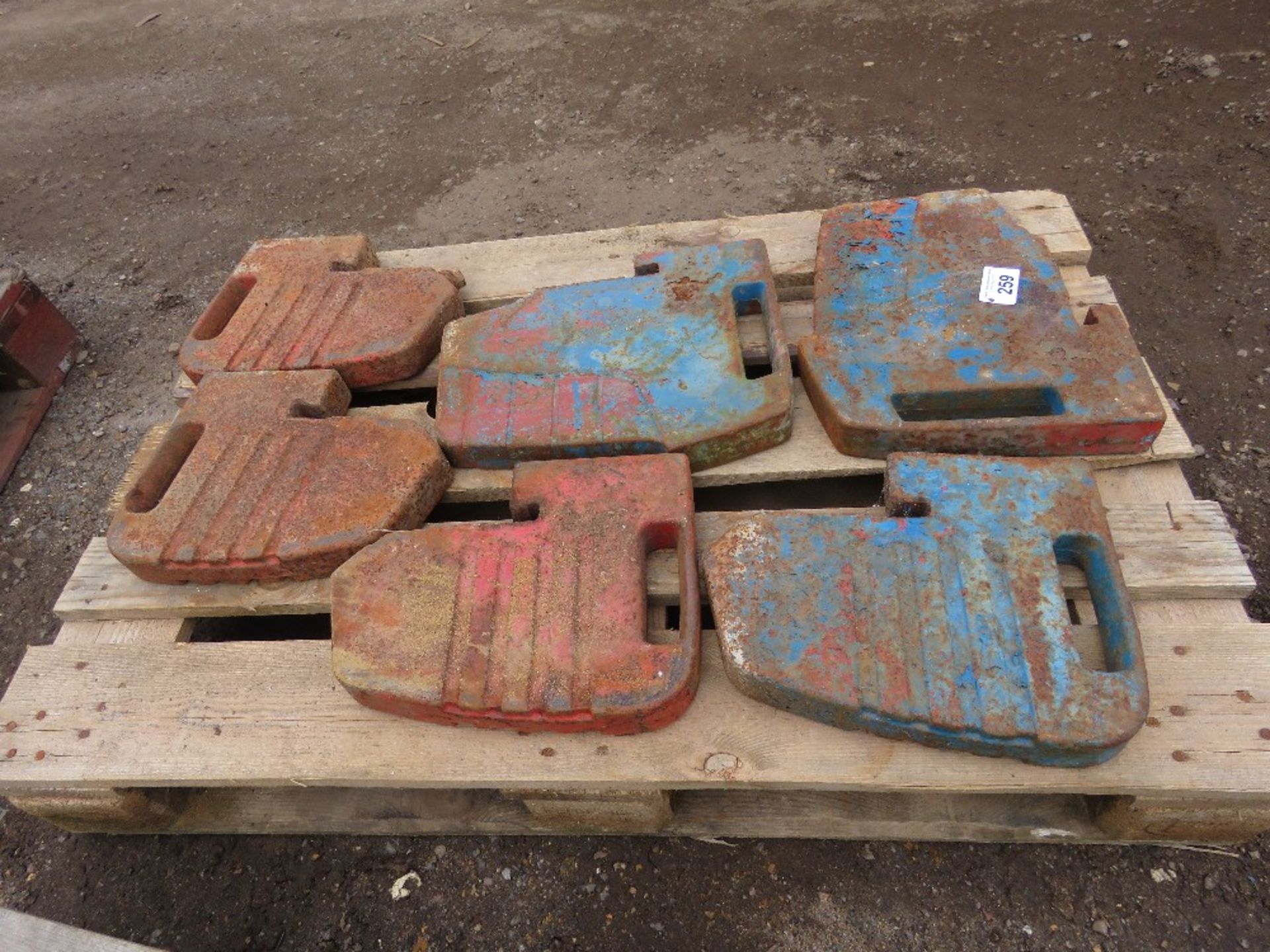 6NO FERGUSON TYPE TRACTOR FRONT END WEIGHTS.....THIS LOT IS SOLD UNDER THE AUCTIONEERS MARGIN SCHEME - Image 3 of 3