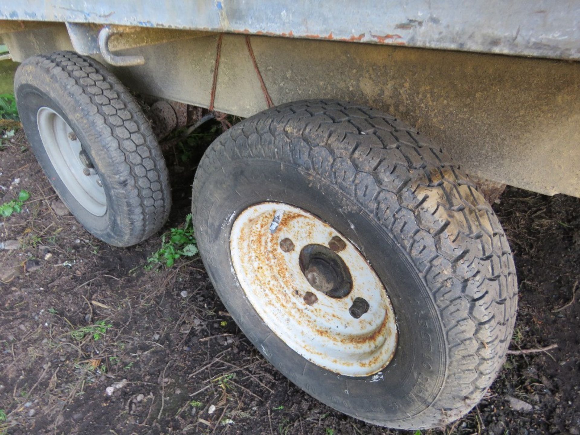 TWIN AXLED FLAT TRAILER, 10FT LENGTH APPROX, BALL HITCH COUPLING. - Image 5 of 9