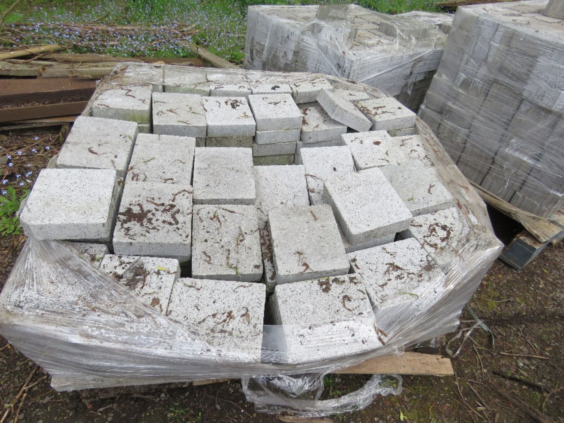4 X PALLETS OF GREY PAVING BLOCKS.....THIS LOT IS SOLD UNDER THE AUCTIONEERS MARGIN SCHEME, THEREFO - Image 3 of 9