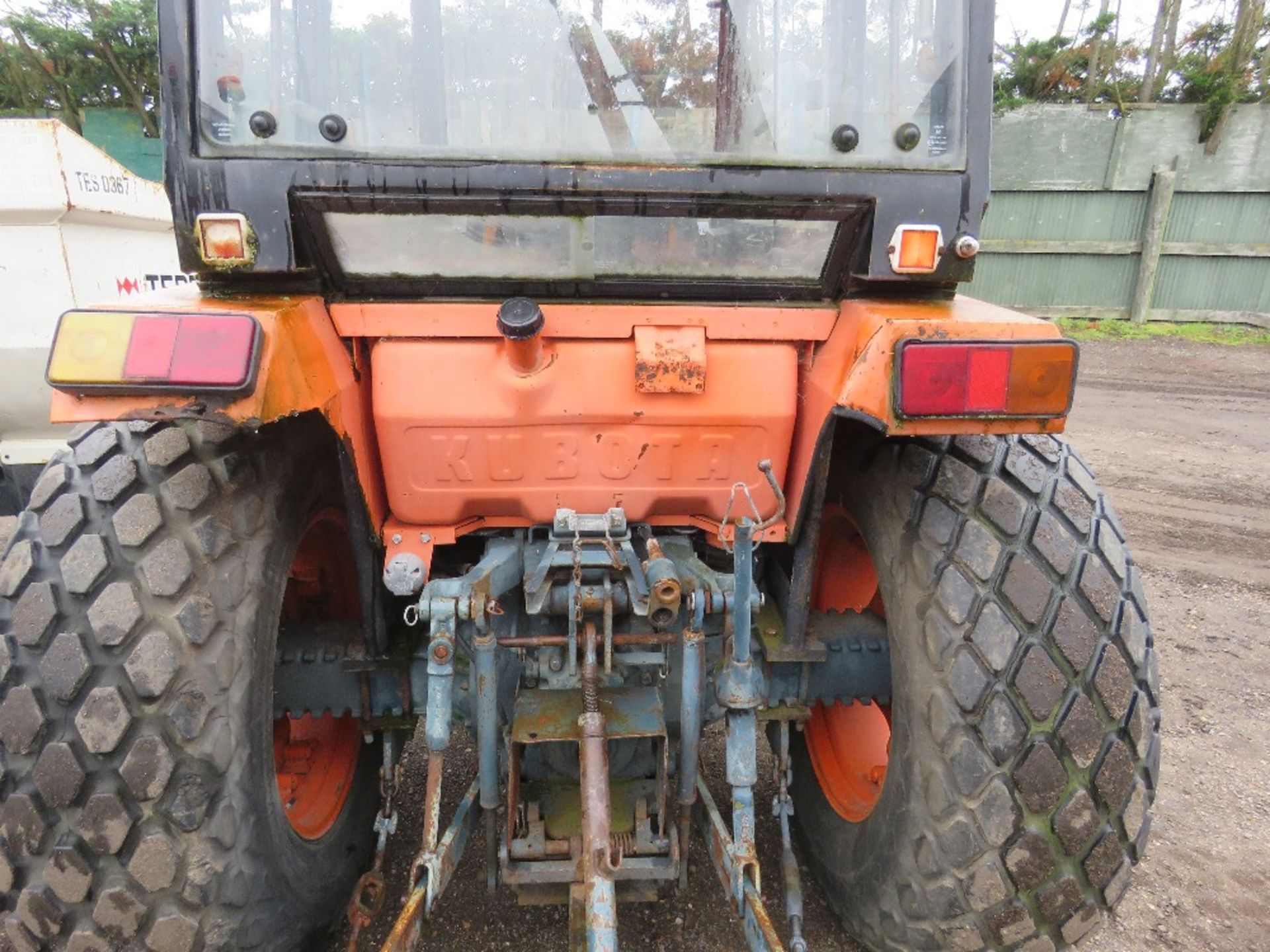 KUBOTA L4150 4WD TRACTOR WITH CAB AND GRASS TYRES. 50HP 6 CYLINDER ENGINE WITH SHUTTLE DIRECTION CHA - Image 8 of 16