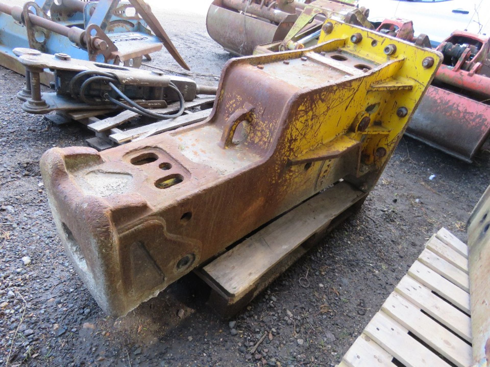 UBTECH UBT-18U3 EXCAVATOR MOUNTED HYDRAULIC BREAKER, YELLOW COLOURED. 80MM PINS. REQUIRES A POINT. - Image 3 of 4