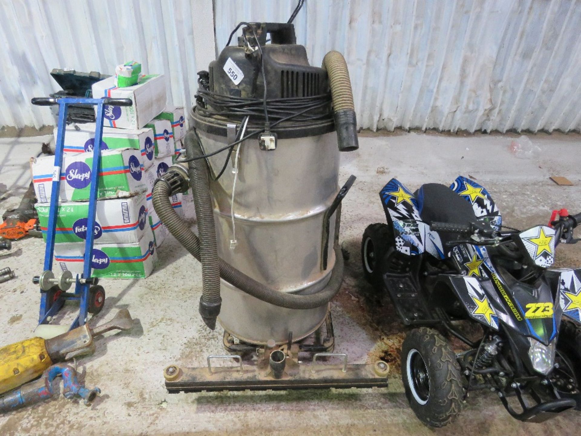 LARGE CAPACITY FLOOR CLEANING WET VAC UNIT. - Image 2 of 6