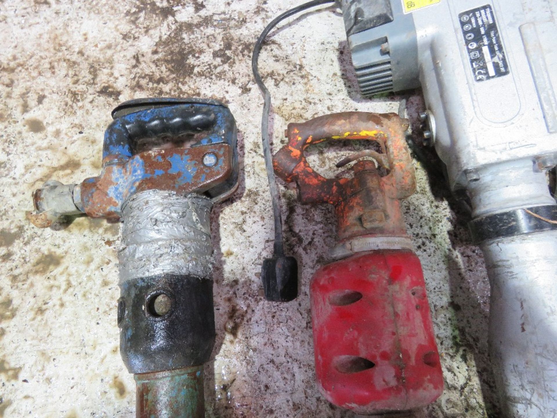 2 X AIR PICKS / DEMOLITION HAMMERS PLUS A TITAN 240VOLT BREAKER.....THIS LOT IS SOLD UNDER THE AUCTI - Image 5 of 7