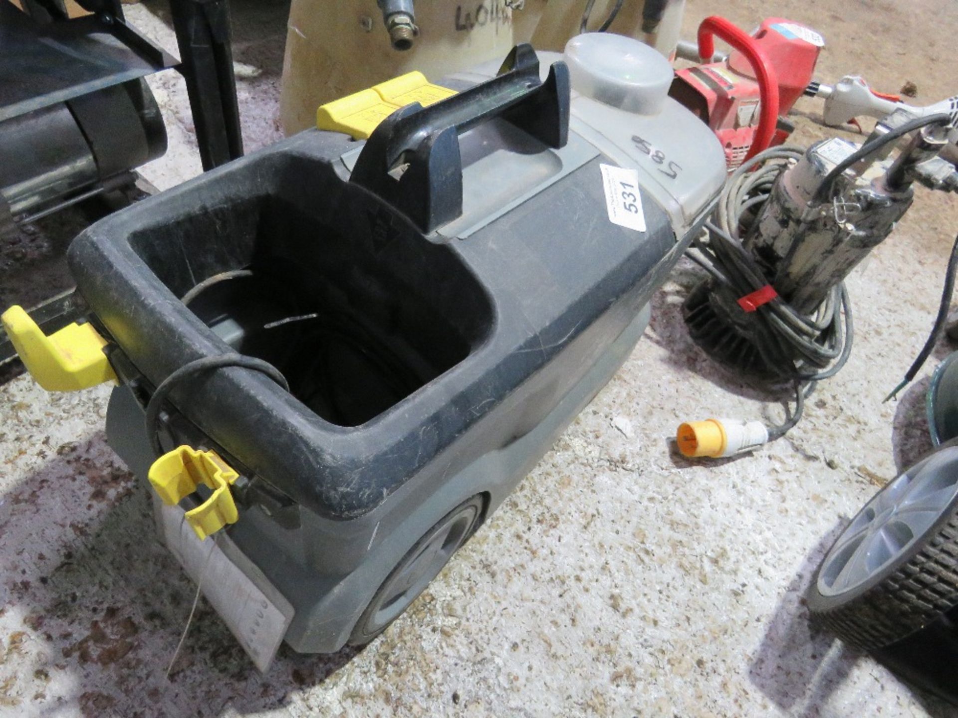KARCHER CARPET CLEANER PLUS A SUBMERSIBLE WATER PUMP.....THIS LOT IS SOLD UNDER THE AUCTIONEERS MARG - Image 6 of 6