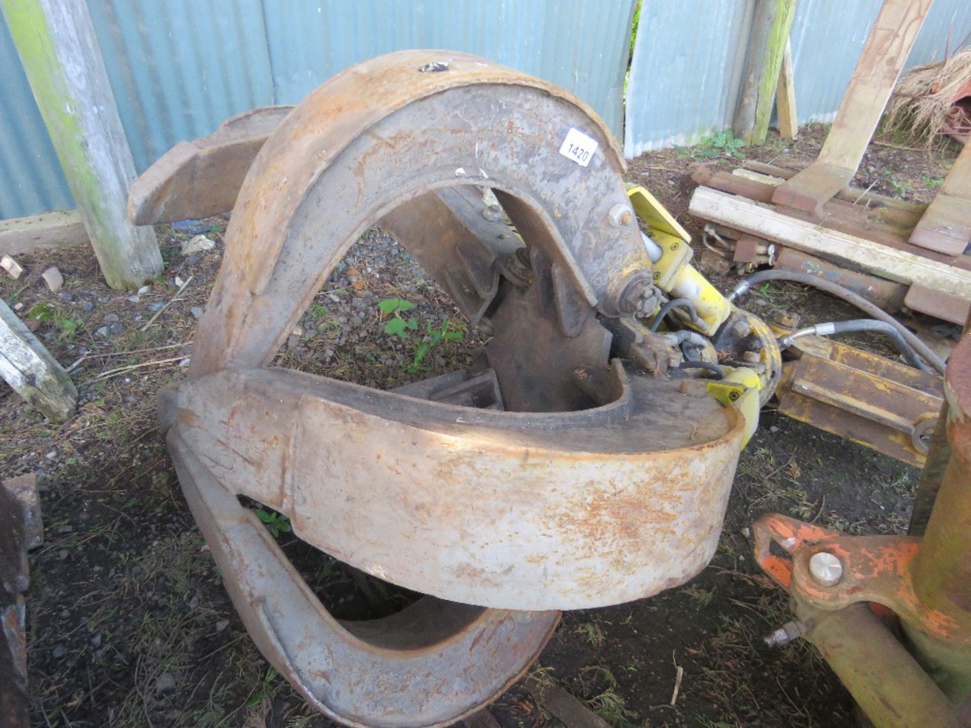 EXCAVATOR MOUNTED 5 TINE SCRAP GRAB WITH ROTATOR ON 65MM PINS, RAMS DONE LITTLE WORK SINCE REFURBISH