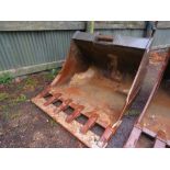 GENUINE VOLVO EXCAVATOR BUCKET SUITABLE FOR 35TONNE EXCAVATOR ON 90MM PINS. 1.5M WIDTH APPROX. APPEA