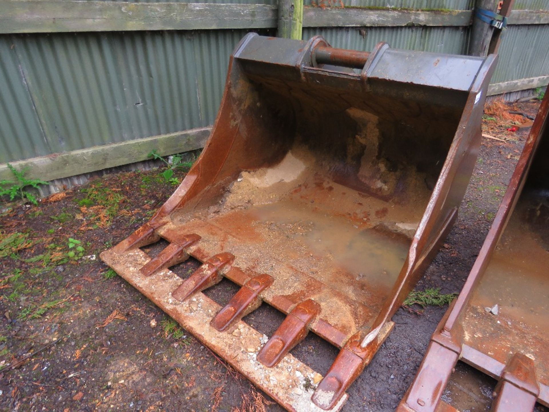 GENUINE VOLVO EXCAVATOR BUCKET SUITABLE FOR 35TONNE EXCAVATOR ON 90MM PINS. 1.5M WIDTH APPROX. APPEA