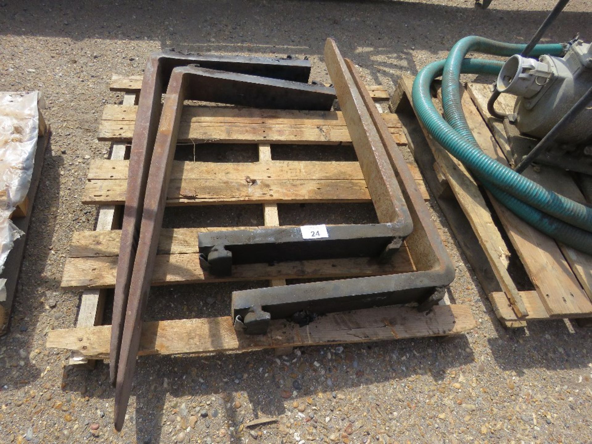 2 X PAIRS OF FORKLIFT TINE, 1M LENGTH APPROX SUITABLE FOR 16" CARRIAGE - Image 2 of 3