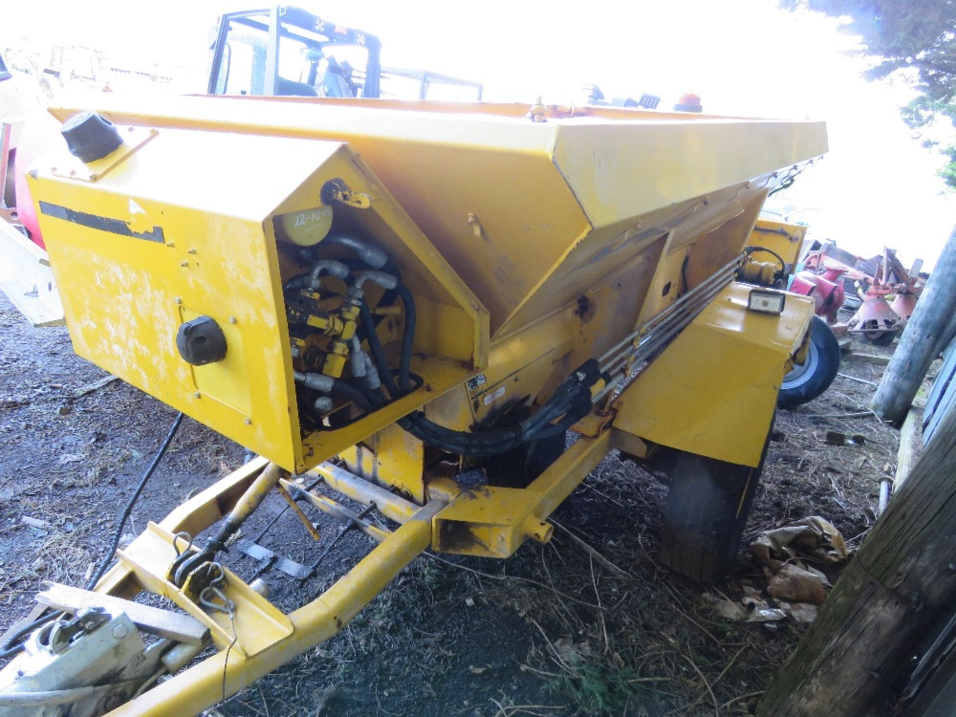 CHARITY LOT!! ECON SINGLE AXLED TOWED SALT SPREADER WITH WHEEL DRIVEN HYDRAULIC SYSTEM. UNUSED FOR - Image 4 of 14
