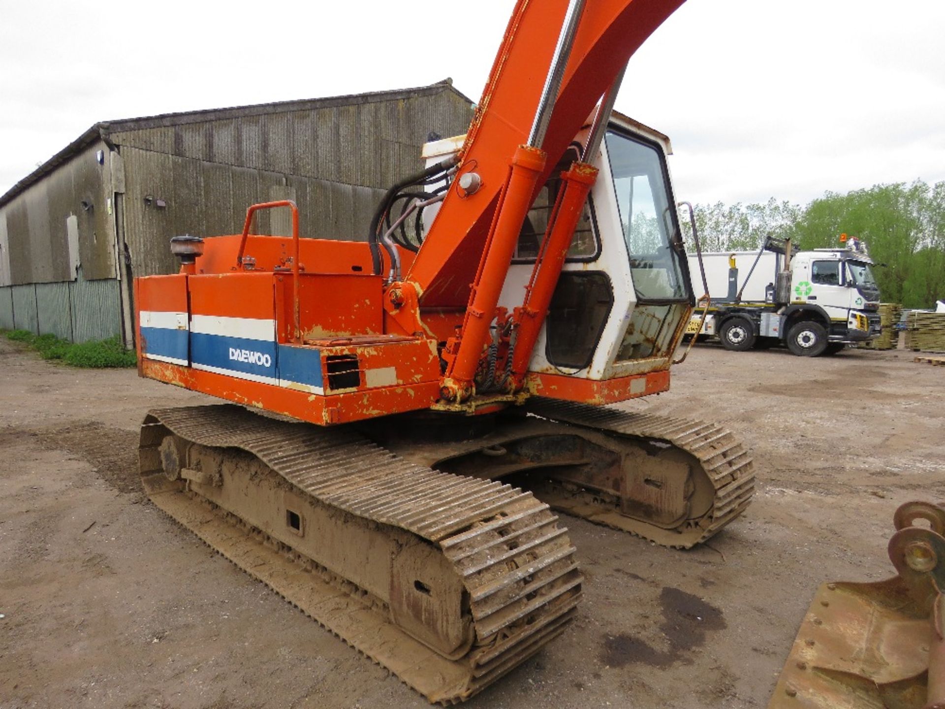 DAEWOO DH130 STEEL TRACKED EXCAVATOR, 13 TONNE RATED, SUPPLIED WITH 2 BUCKETS (6FT AND 3FT). SN:010 - Image 2 of 11