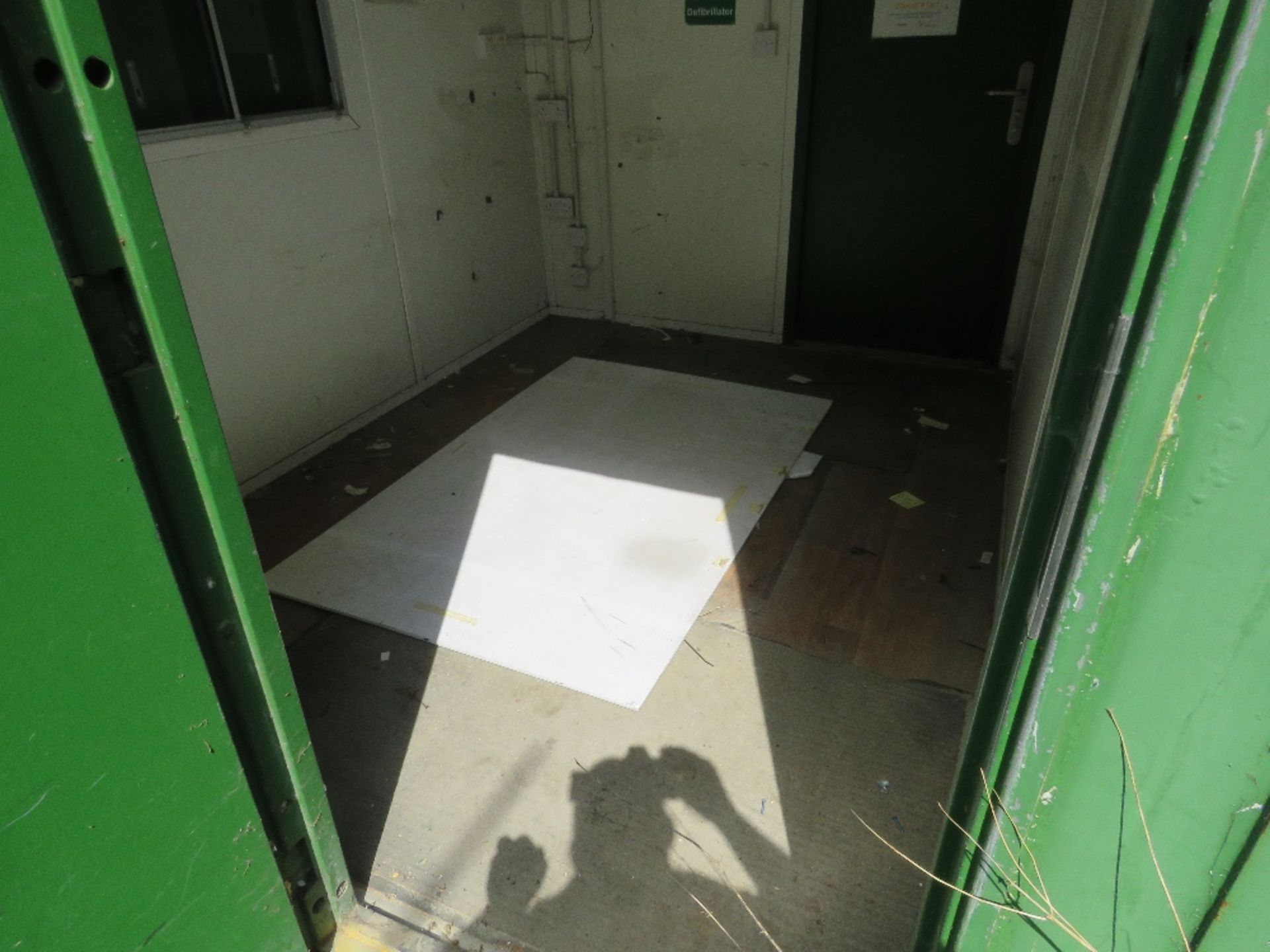 CONTAINERISED SITE OFFICE 10FT X 8FT APPROX WITH DOOR EITHER END. - Image 3 of 7