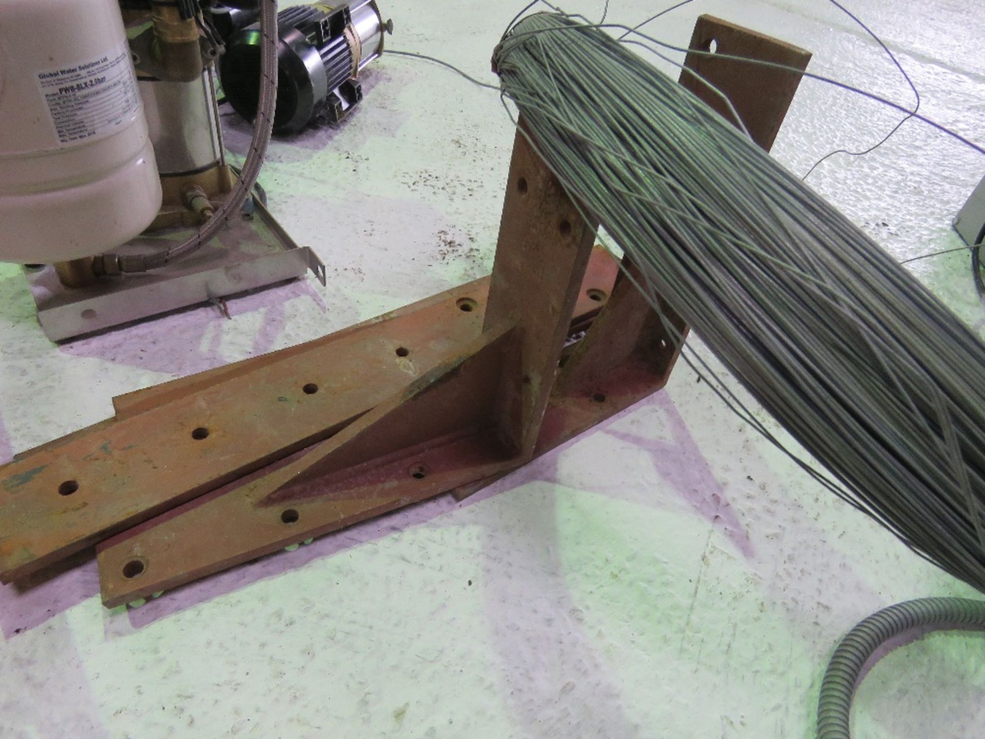 2 X HEAVY DUTY ANGLE BRACKETS PLUS STEEL PLATES PLUS A ROLL OF GALVANISED WIRE - Image 2 of 3