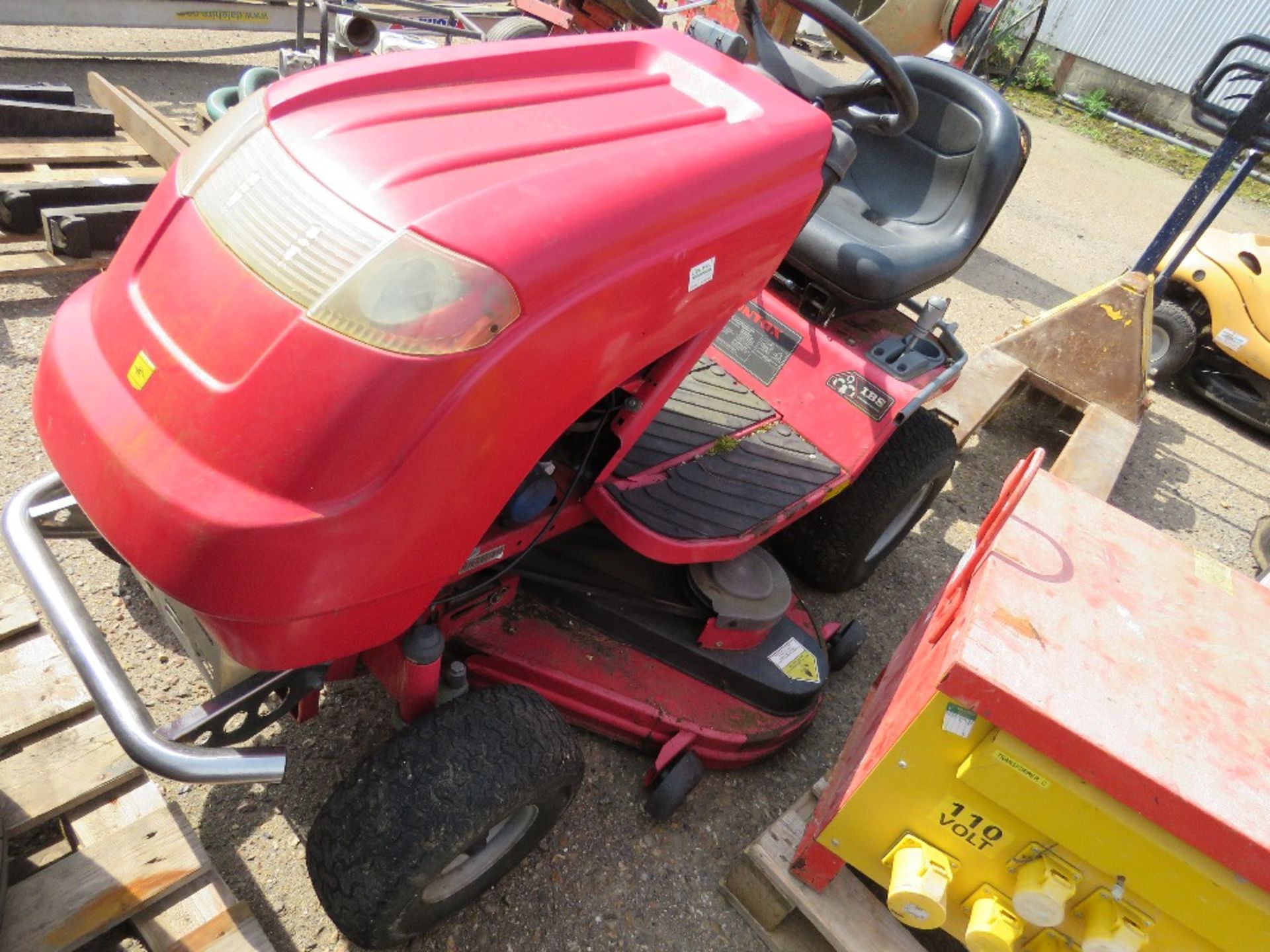 COUNTAX C800H RIDE ON MOWER. WHEN TESTED WAS SEEN TO RUN AND DRIVE..SEE VIDEO. BATTERY FLAT.....THIS - Image 5 of 8