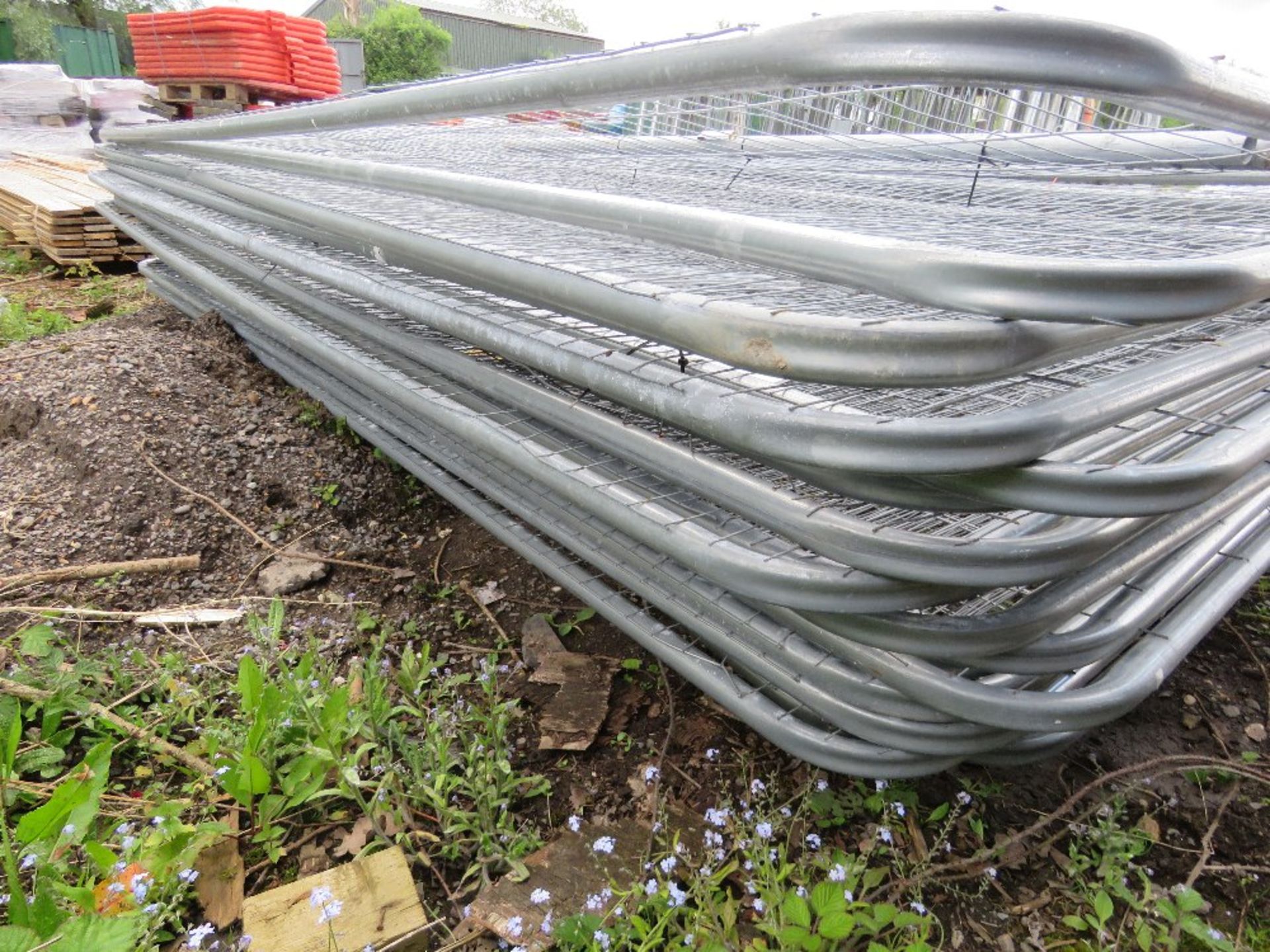 STACK OF 20NO HERAS TYPE TEMPORARY SITE FENCE PANELS WITH A PALLET OF FEET. - Image 5 of 7