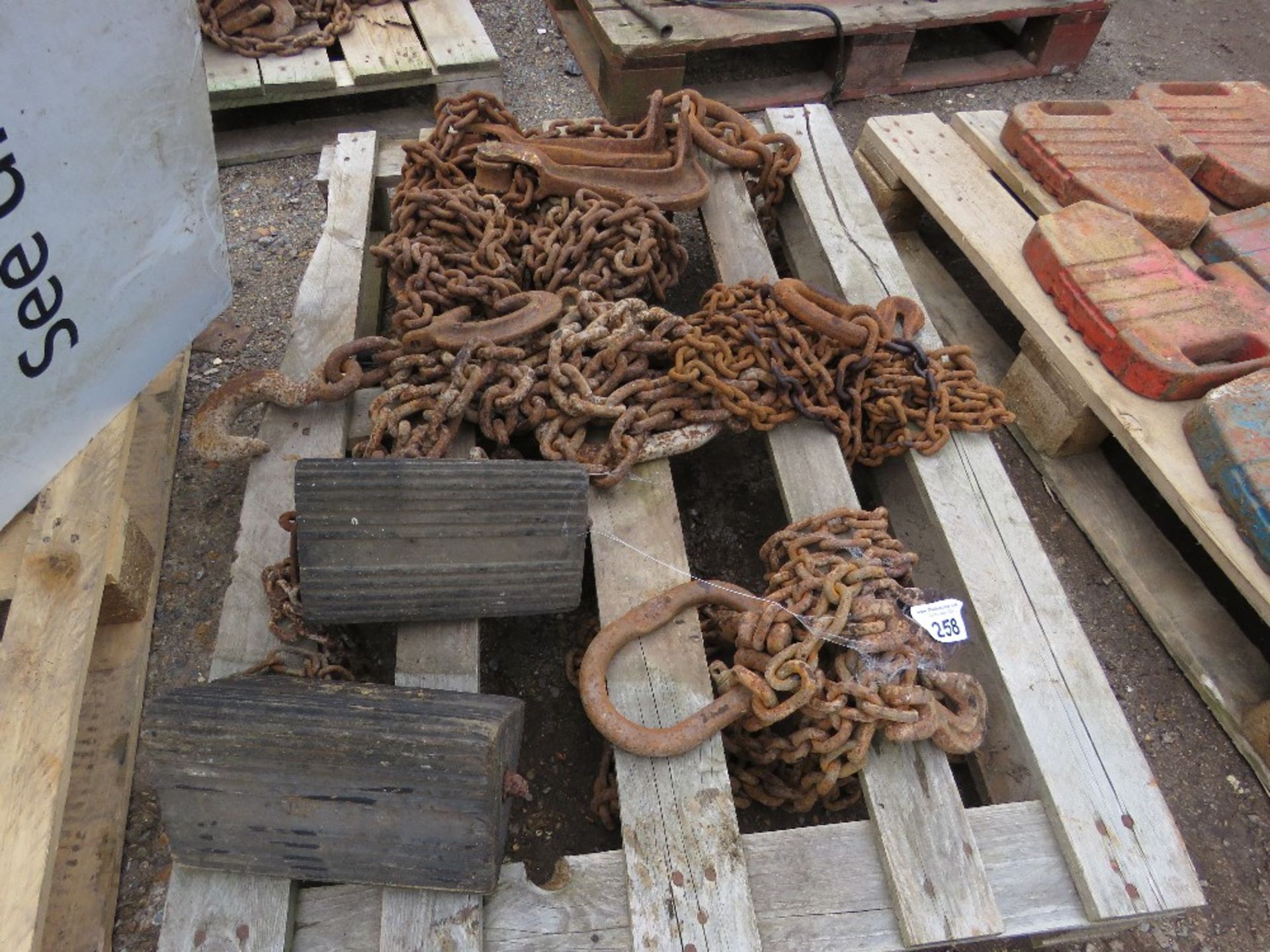 LIFTING CHAINS PLUS WHEEL CHOCKS.....THIS LOT IS SOLD UNDER THE AUCTIONEERS MARGIN SCHEME, THEREFORE - Image 2 of 3