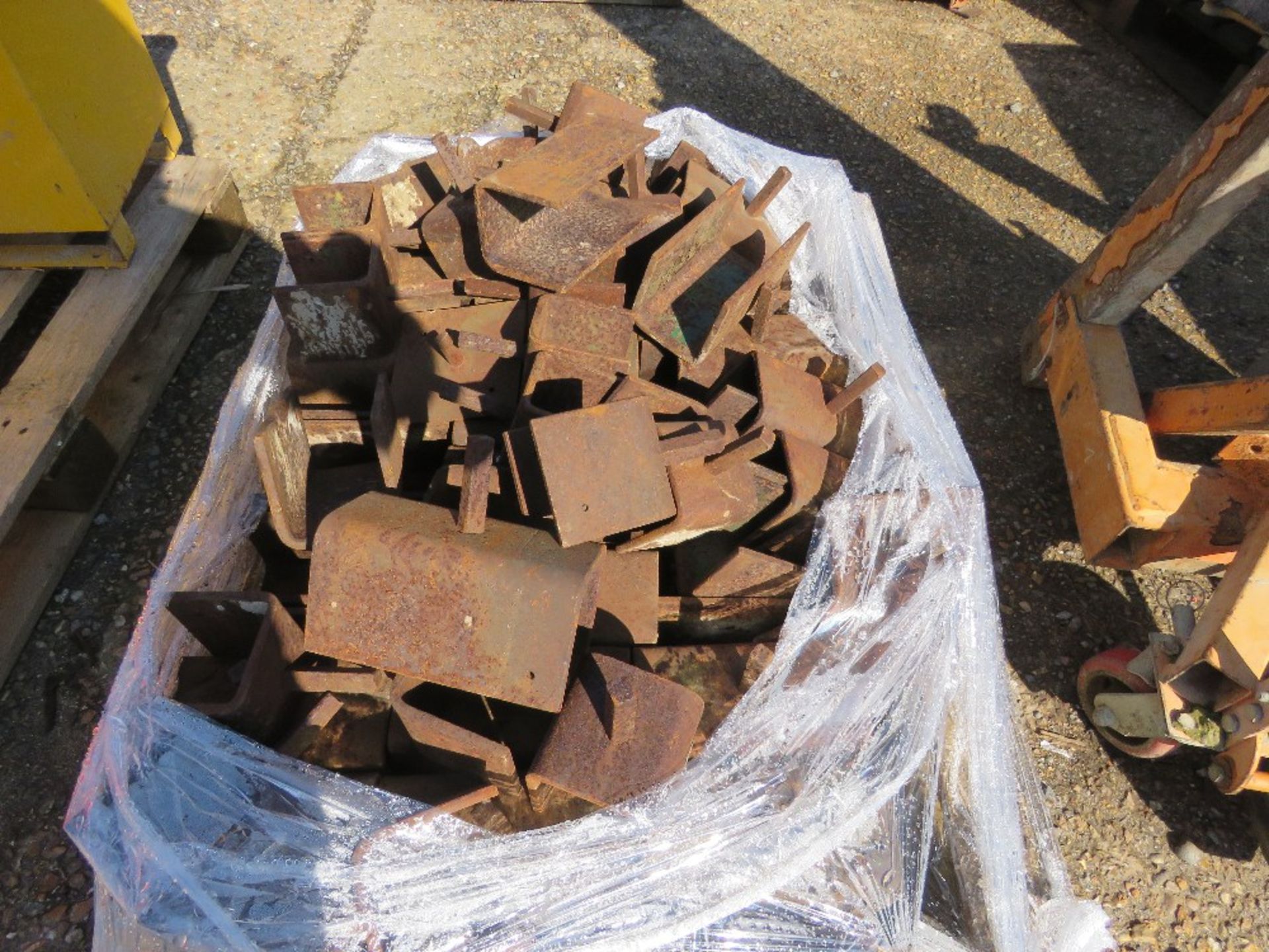 QUANTITY OF SUPPORT PROP HEADS.....THIS LOT IS SOLD UNDER THE AUCTIONEERS MARGIN SCHEME, THEREFORE - Image 5 of 5