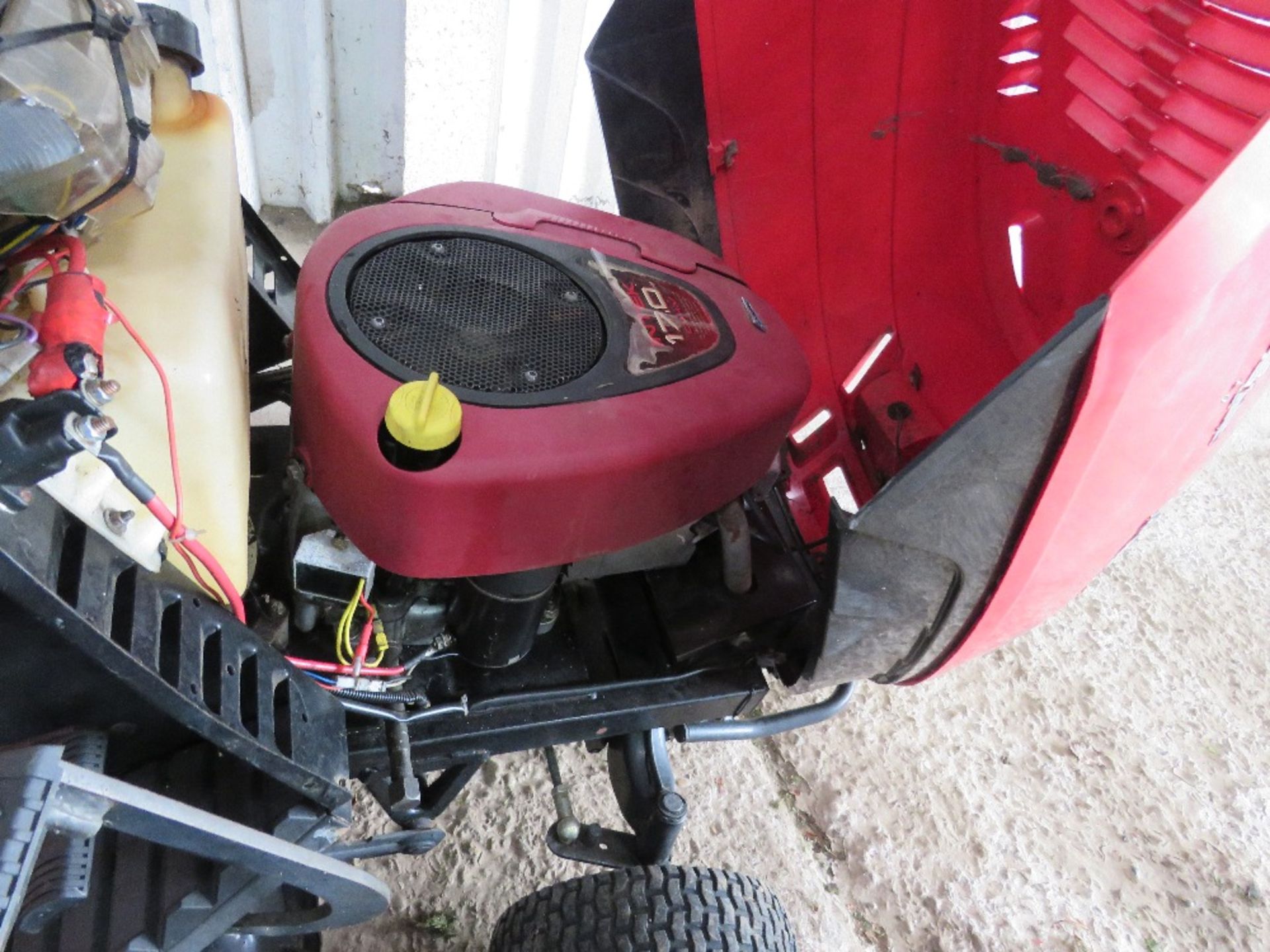 MOUNTFIELD 1740H HYDRO RIDE ON MOWER WITH COLLECTOR, NO SEAT....THIS LOT IS SOLD UNDER THE AUCTIONEE - Image 8 of 9