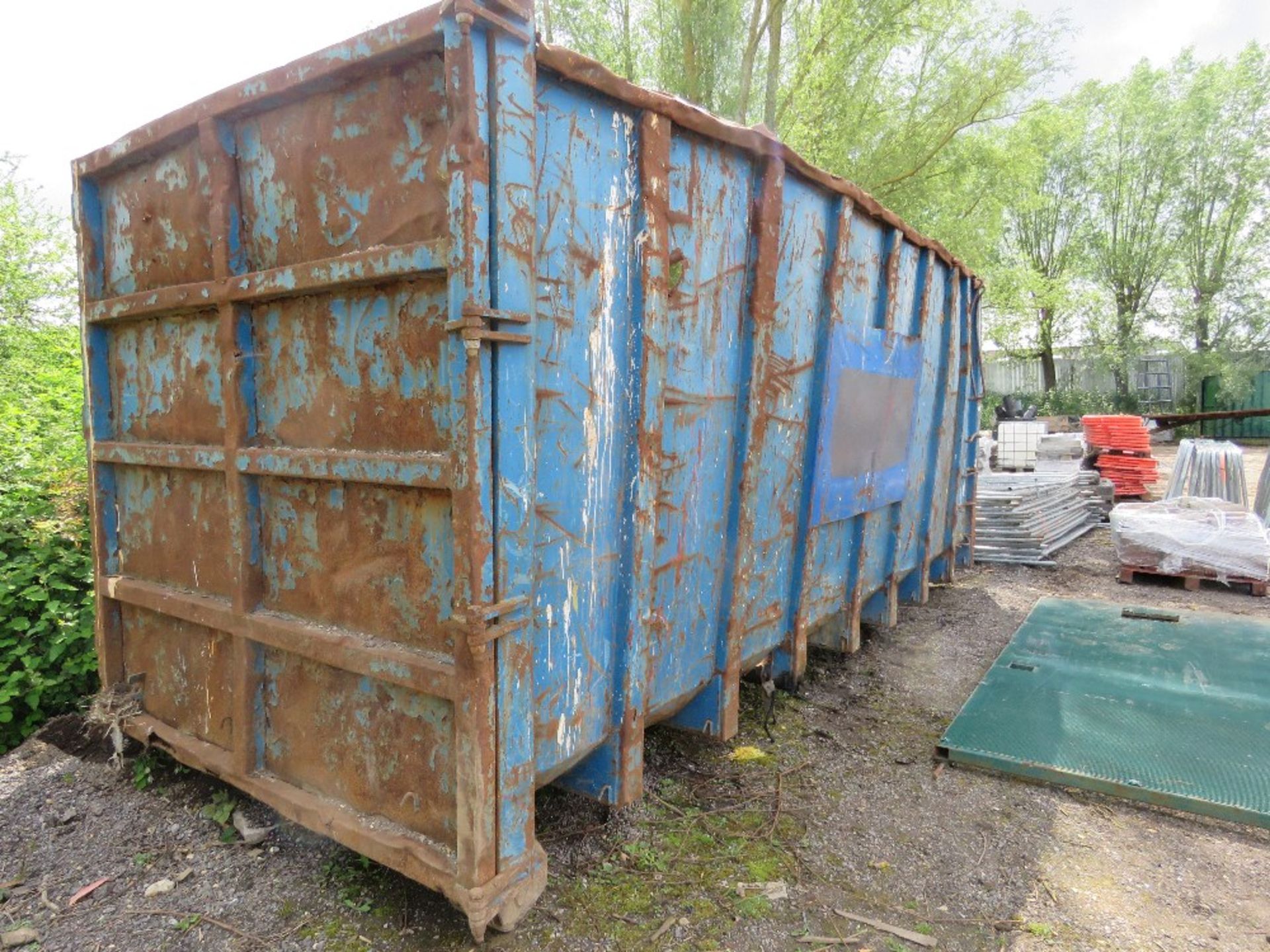 ROLLONOFF TYPE BIG HOOK 40 YARD WASTE BIN WITH FULL WIDTH REAR DOOR. DIRECT FROM LOCAL COMPANY.