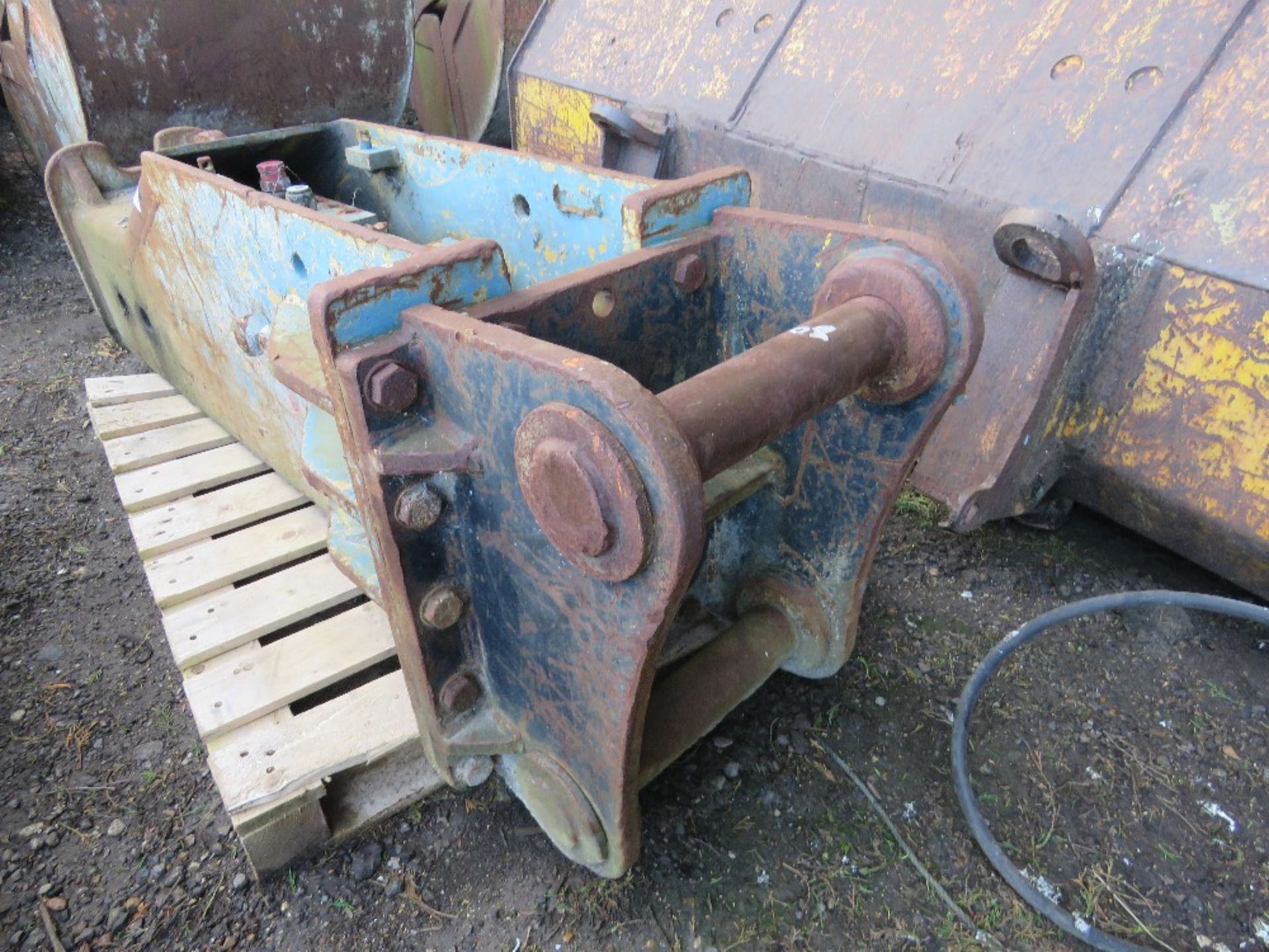 EXCAVATOR MOUNTED HYDRAULIC BREAKER, BLUE COLOURED. 80MM PINS. - Image 4 of 5