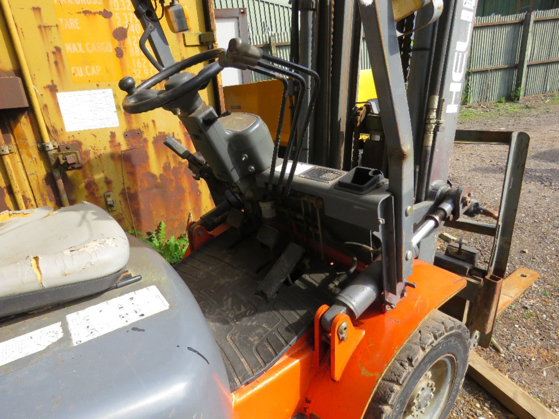 HELI CPCD25 DIESEL ENGINED FORKLIFT TRUCK WITH CONTAINER SPEC MAST/FREE LIFT. 2.5 TONNE LIFT CAPACIT - Image 9 of 14